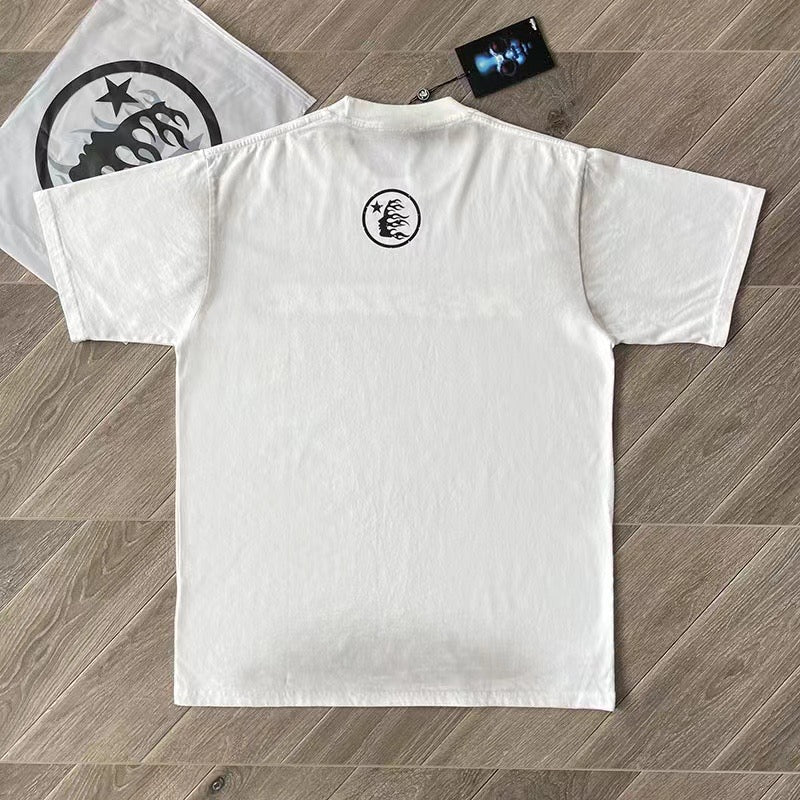 Weißes und blaues T-Shirt