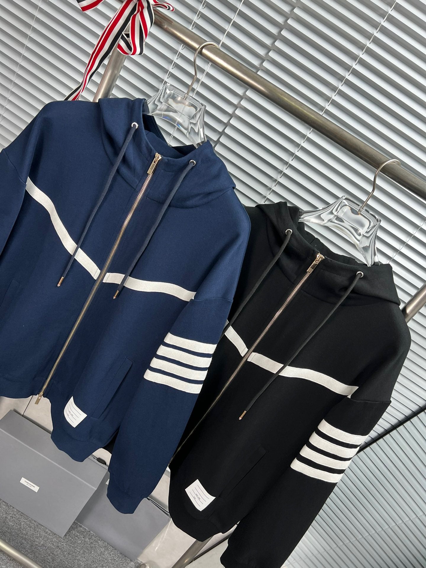 Dunkelblaue und schwarze Jacke