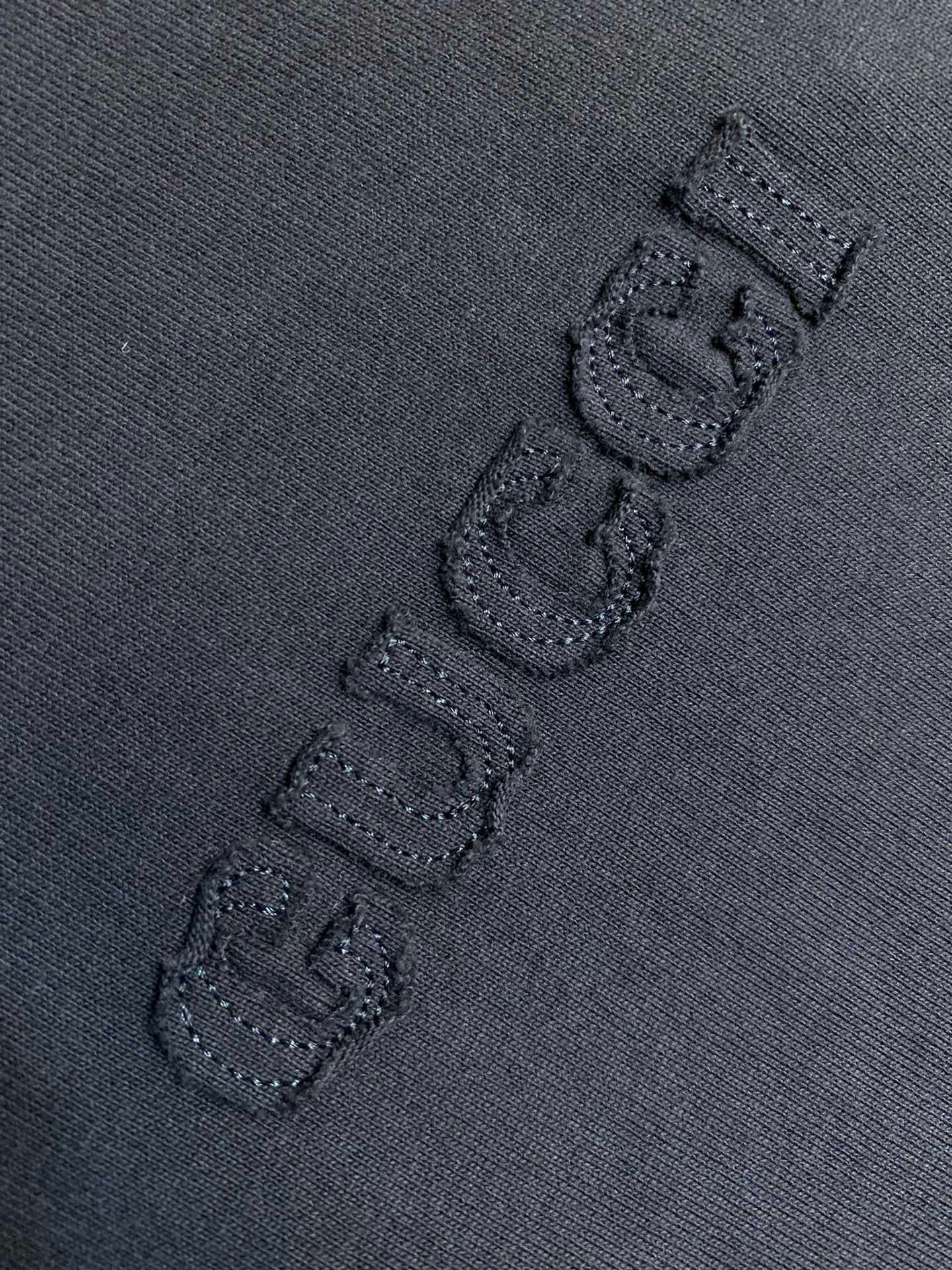 Schwarzes und grünes T-Shirt