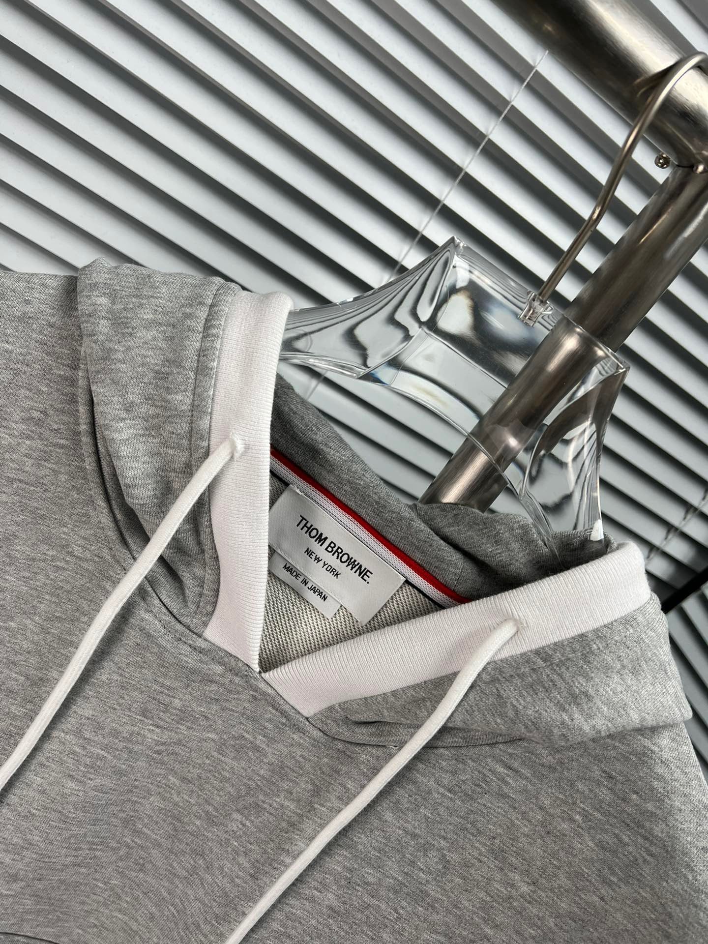 Sudadera con capucha gris y blanca