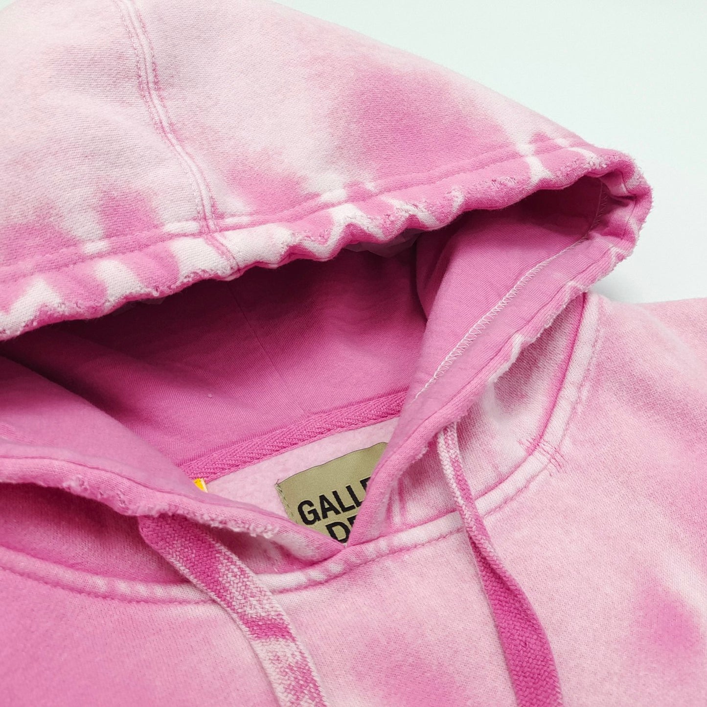 Sudadera con capucha amarilla y rosa