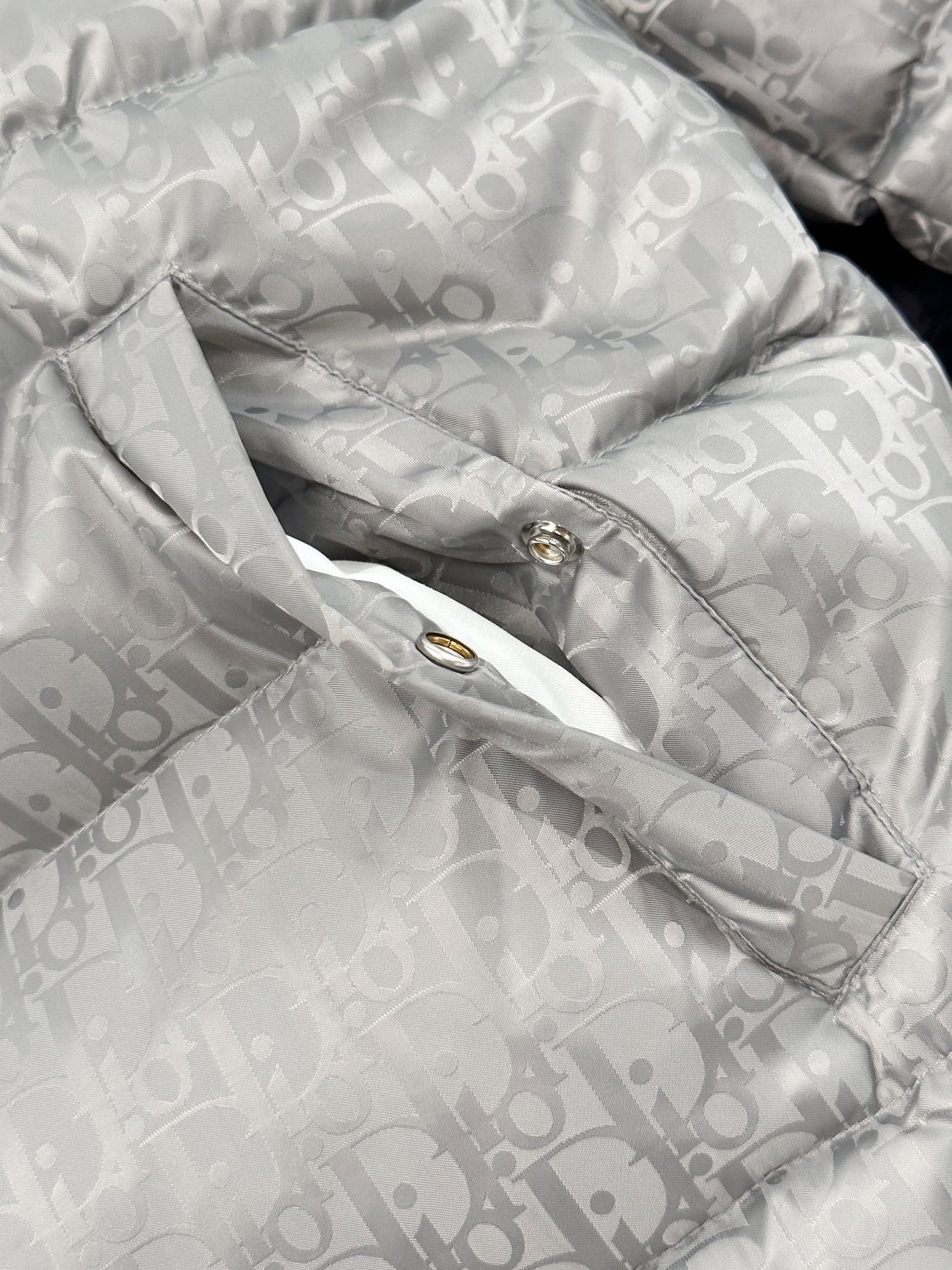 Chaqueta azul marino, gris plata y negra.