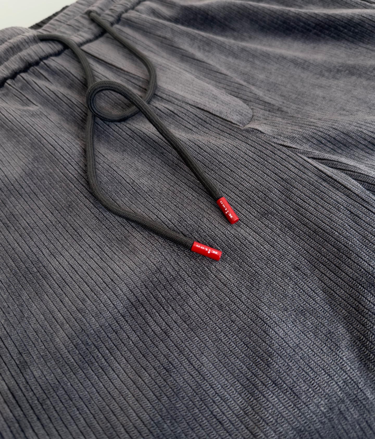 Dunkelblaue und schwarze Hose