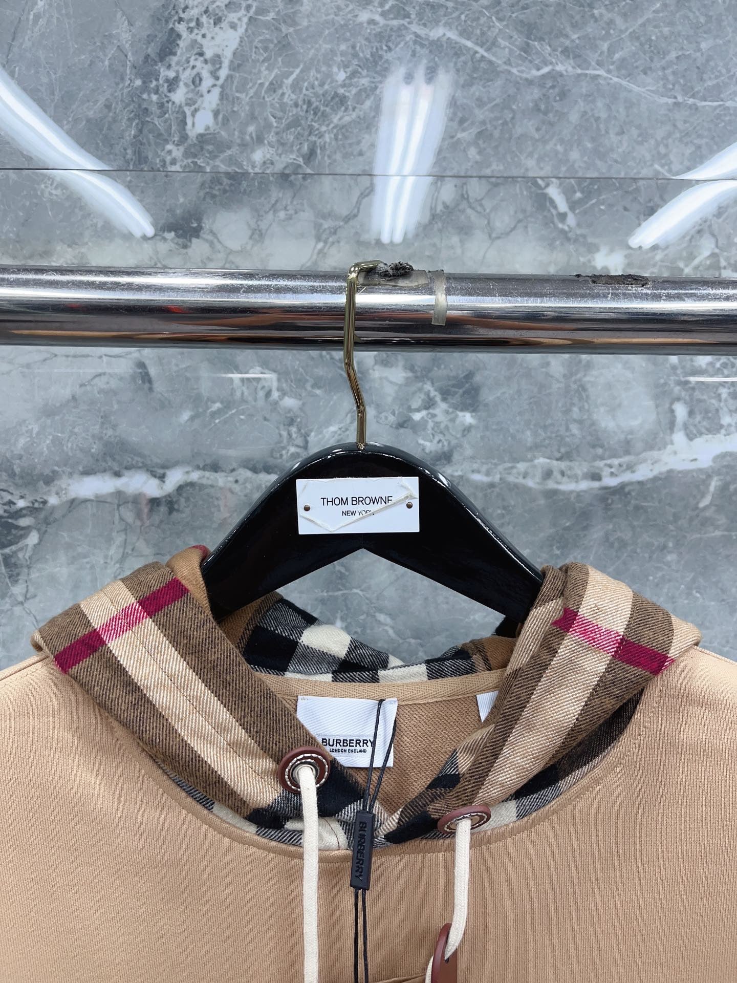 Sudadera con capucha negra, azul oscuro, gris y caqui