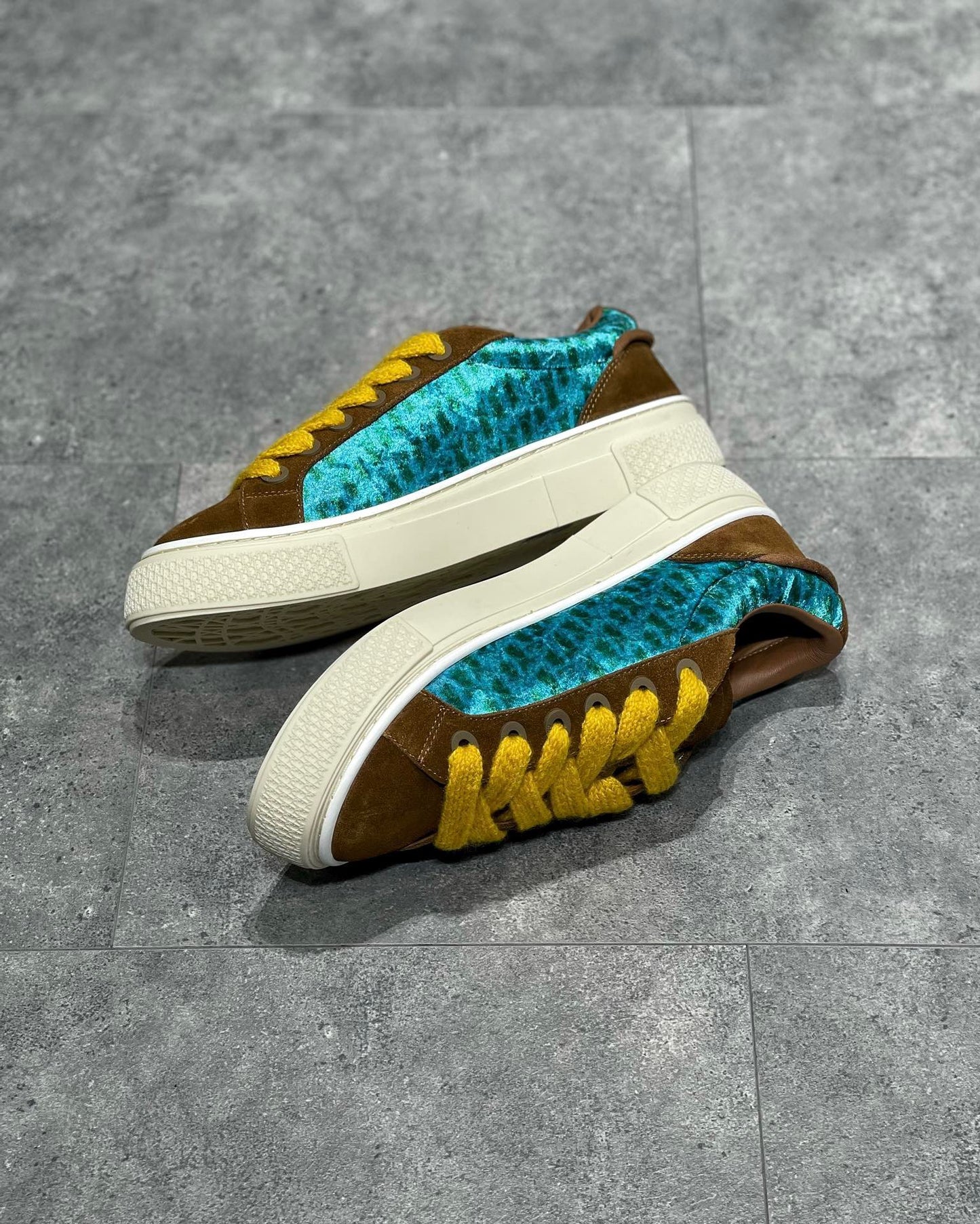 Mehrfarbige Schuhe