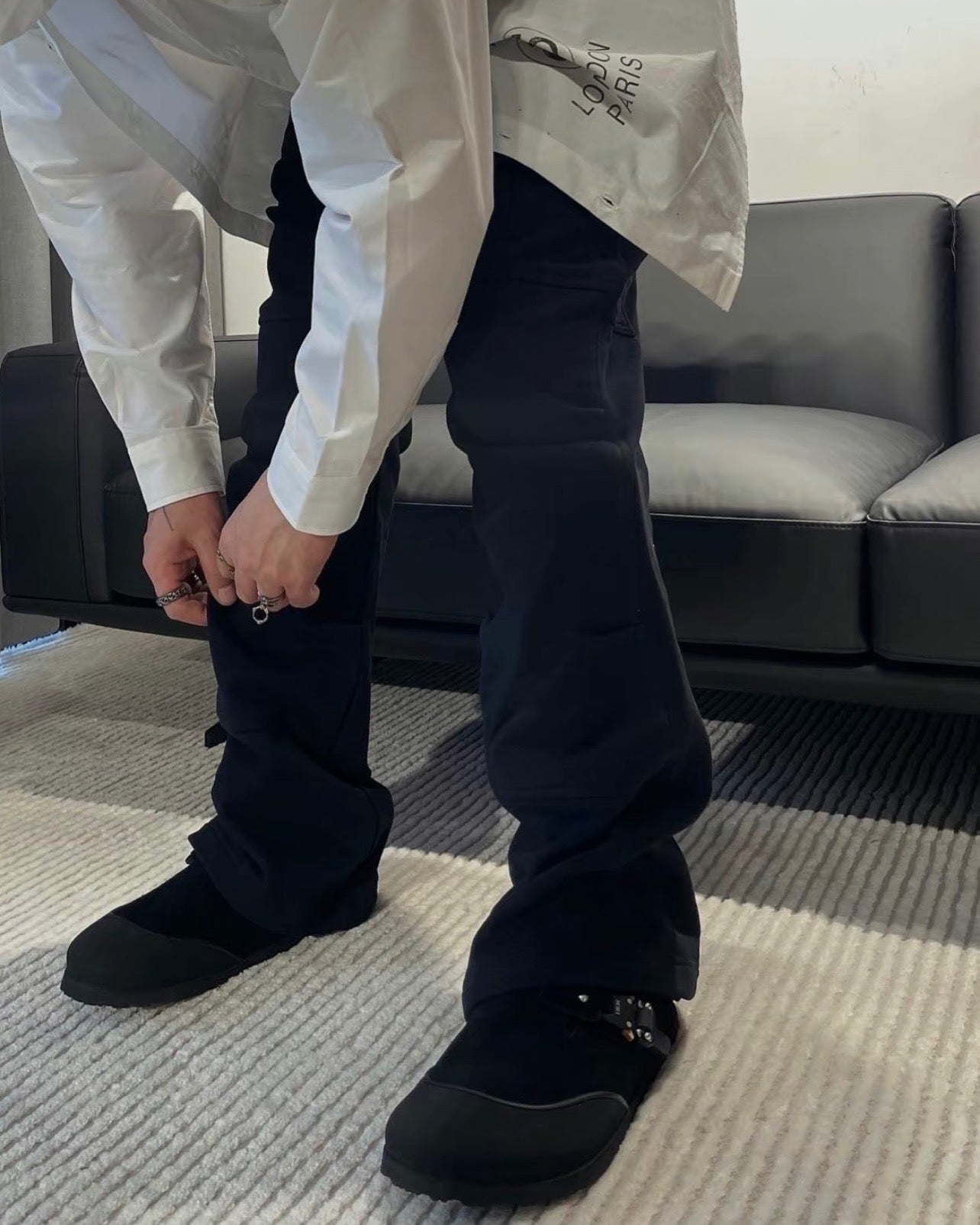 Schwarze, graue und cremefarbene Schuhe