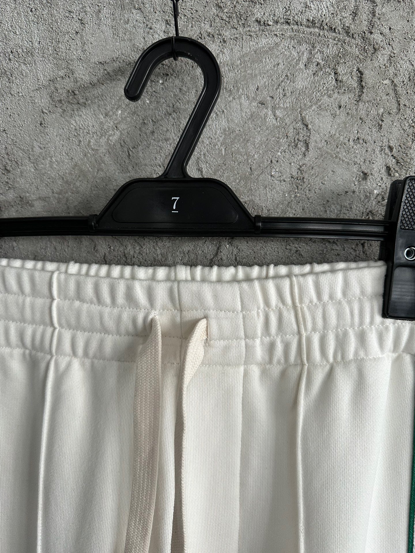 Weiße und schwarze Hose