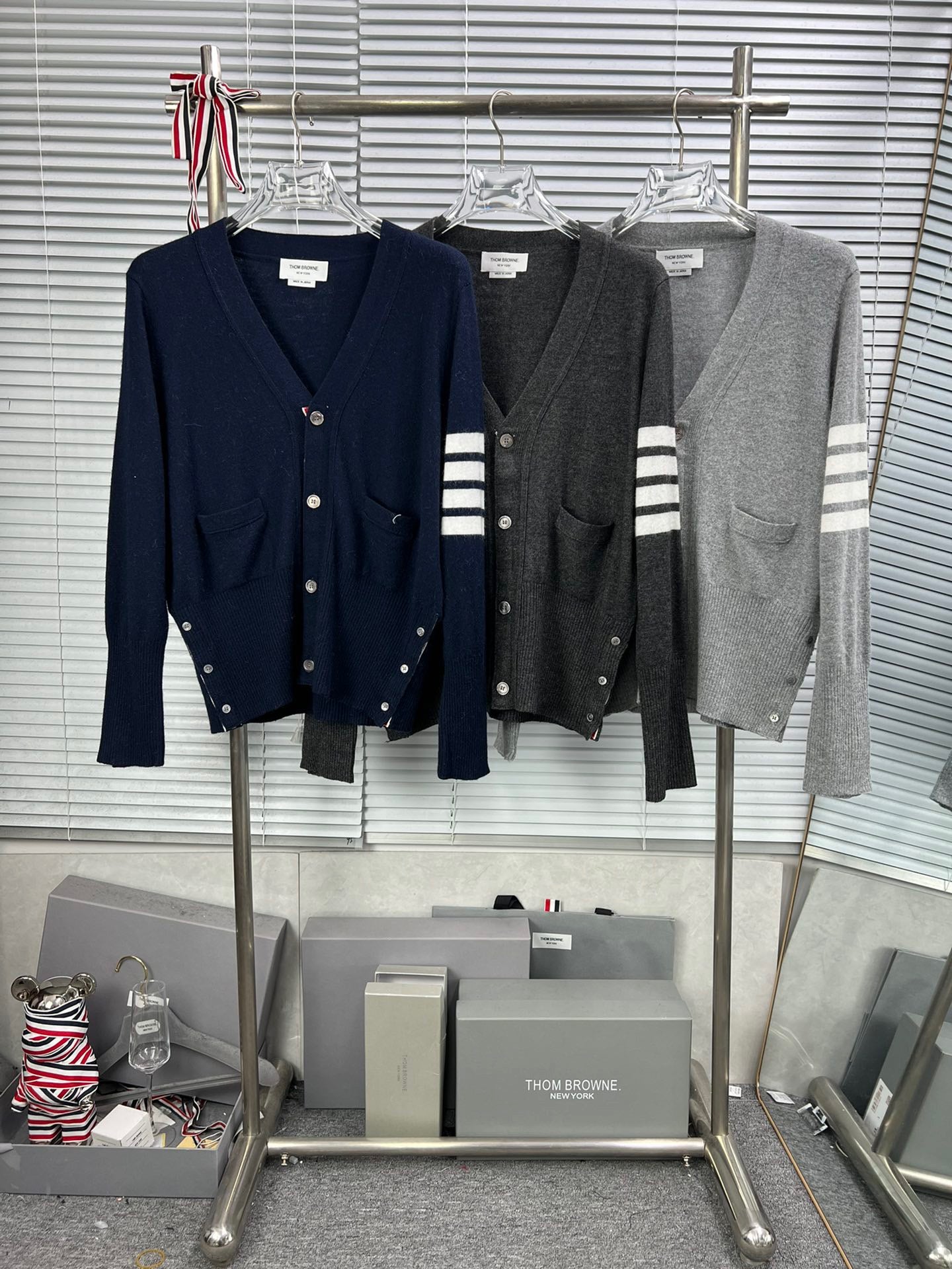 سترة متعددة الألوان