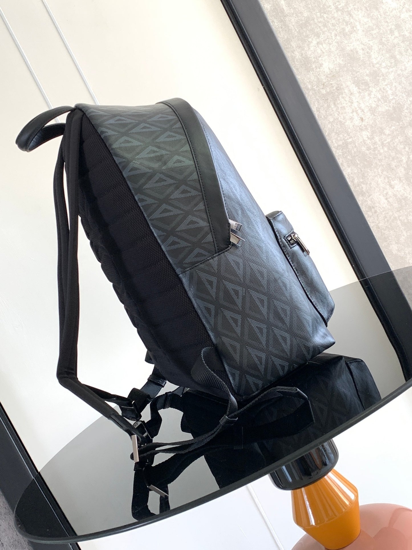 Schwarze und graue Tasche