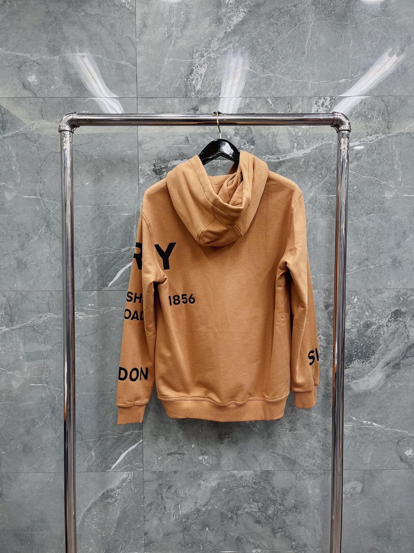 Sudadera con capucha negra, naranja claro y blanca