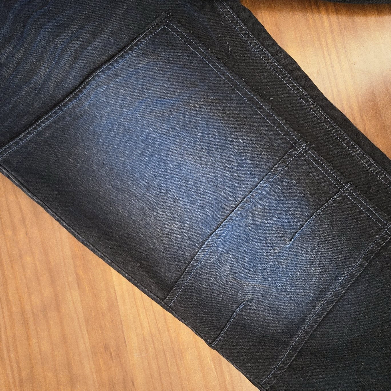 Schwarz-blaue Hose