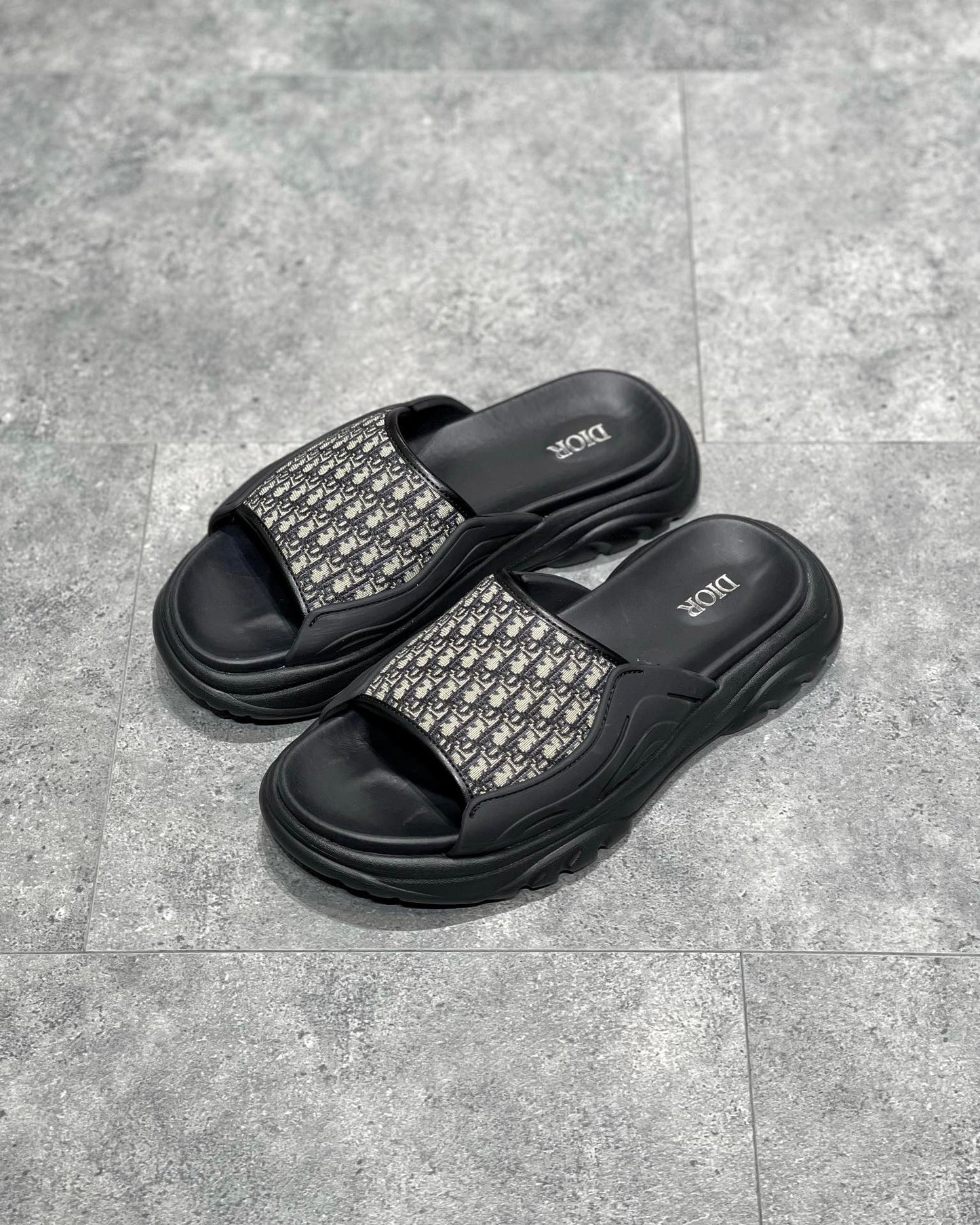 Schwarze und graue Schuhe