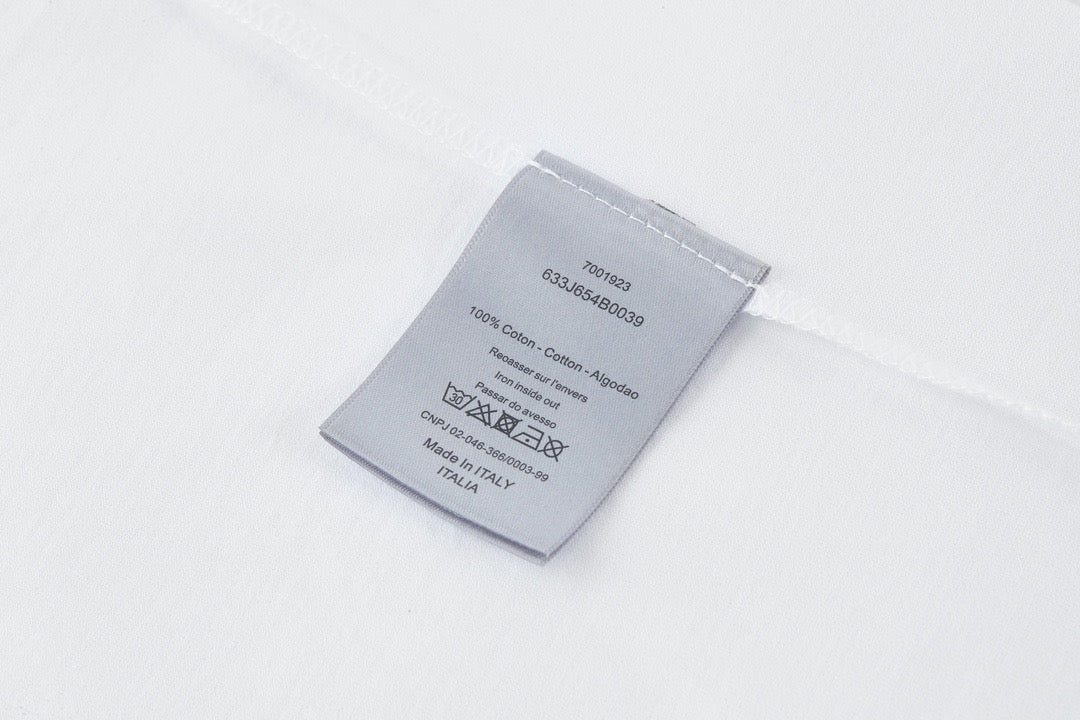 Schwarz-weißes T-Shirt