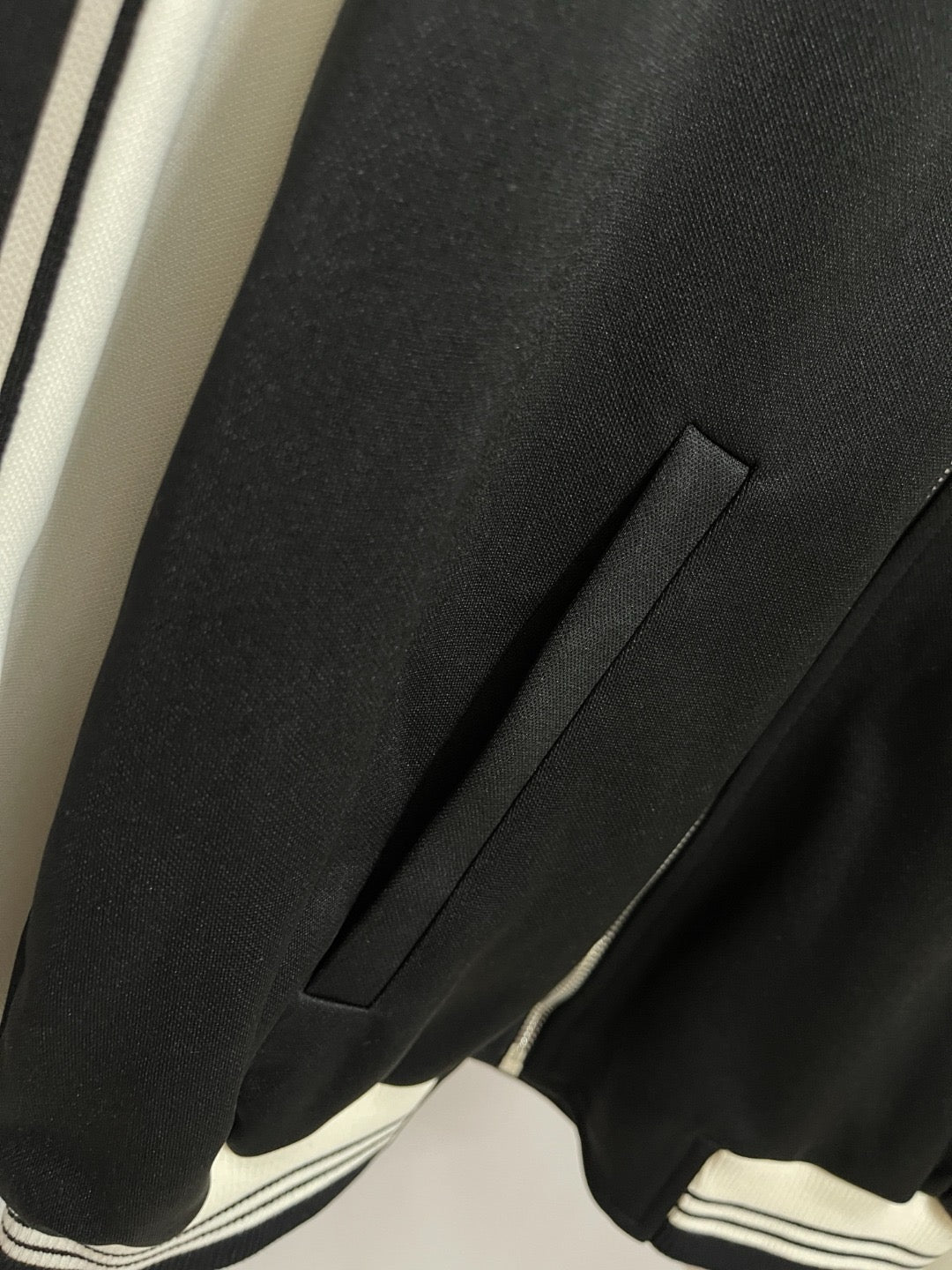 Chaqueta blanca y negra