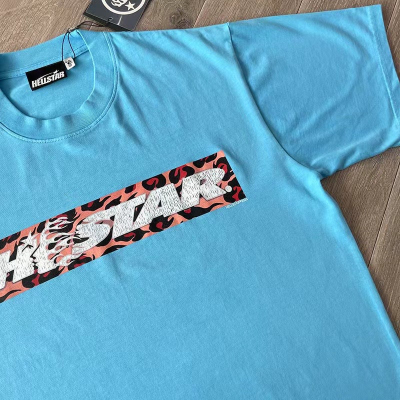 Weißes und blaues T-Shirt