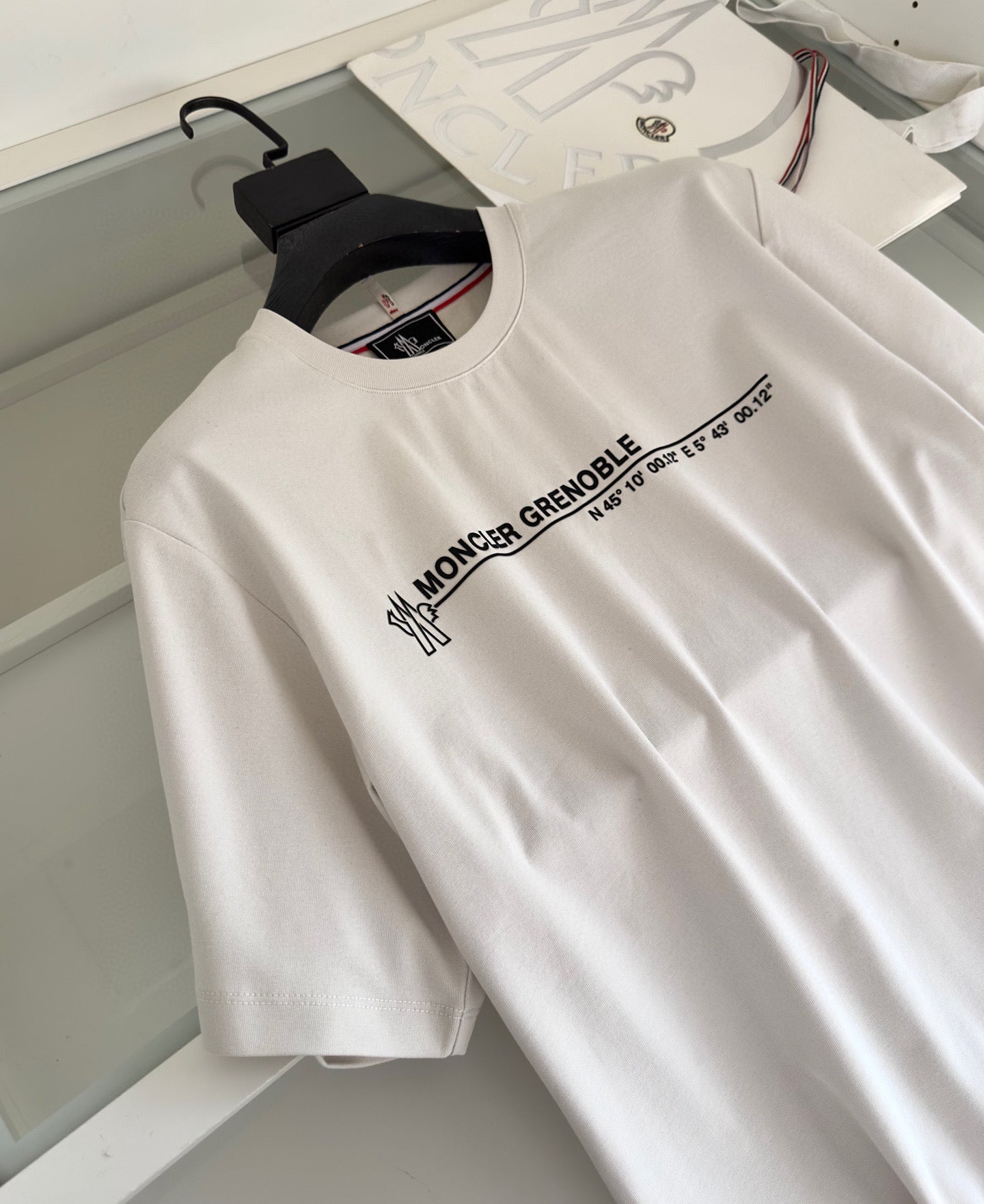 Camiseta negra y blanquecina