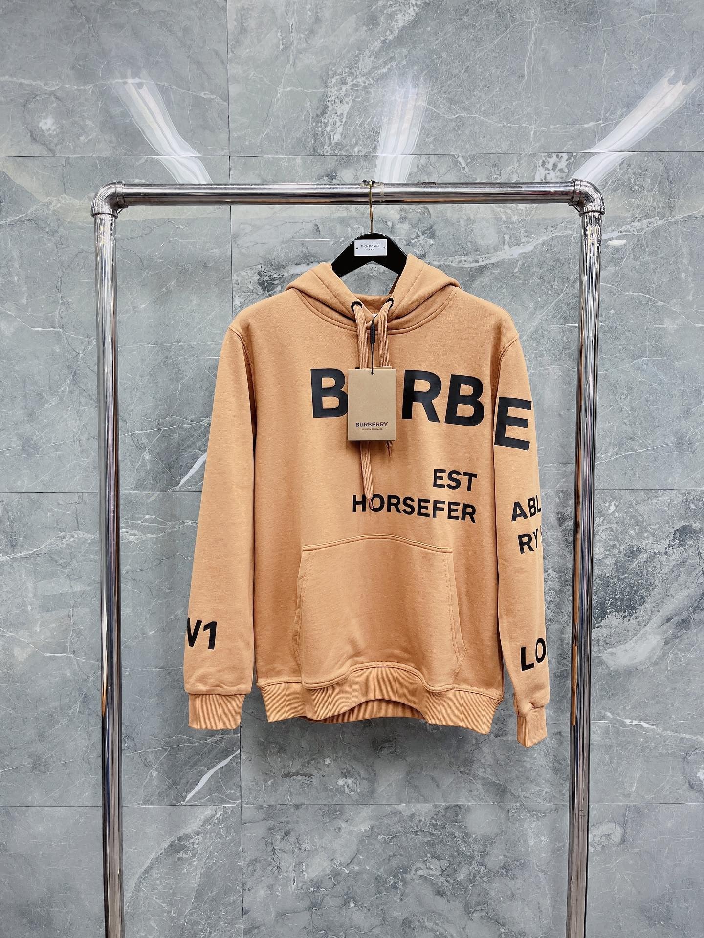 Sudadera con capucha negra, naranja claro y blanca