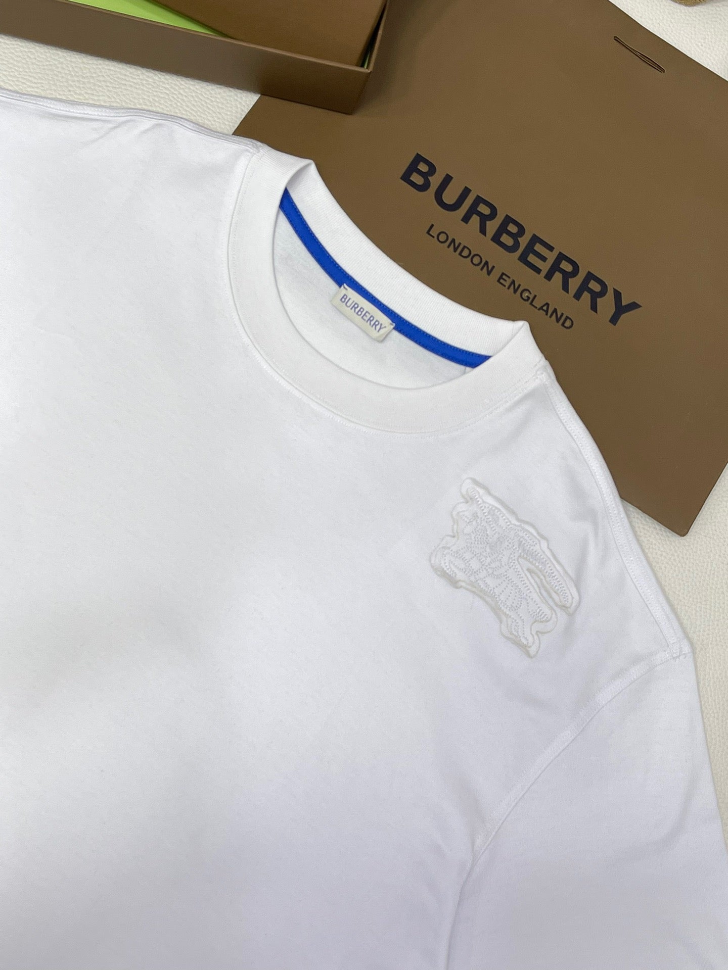 Schwarzes, weißes, grünes und blaues T-Shirt