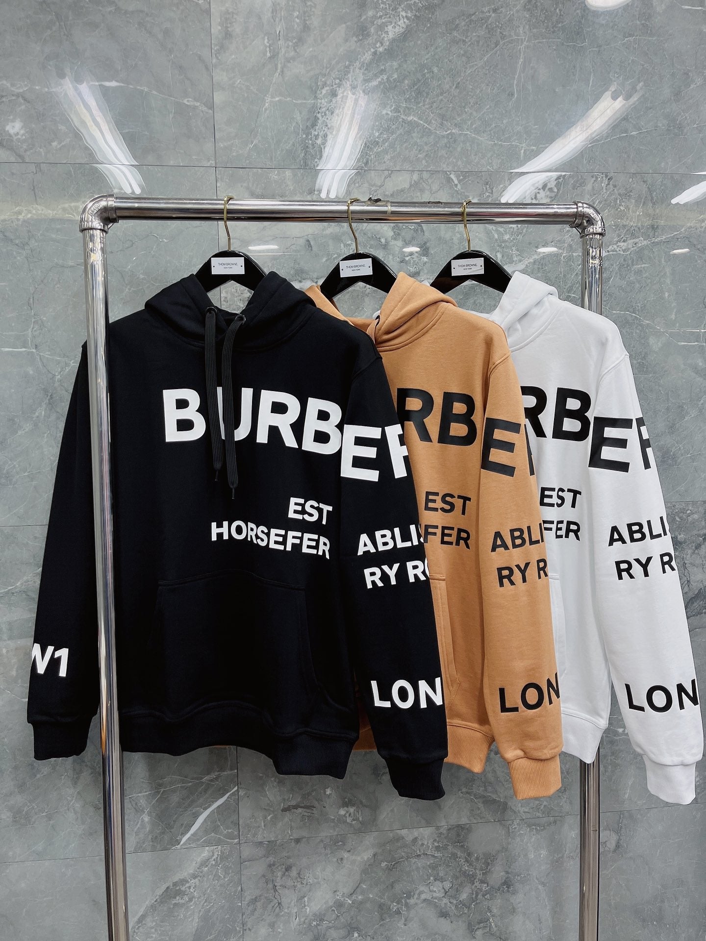 Sudadera con capucha negra, naranja claro y blanca