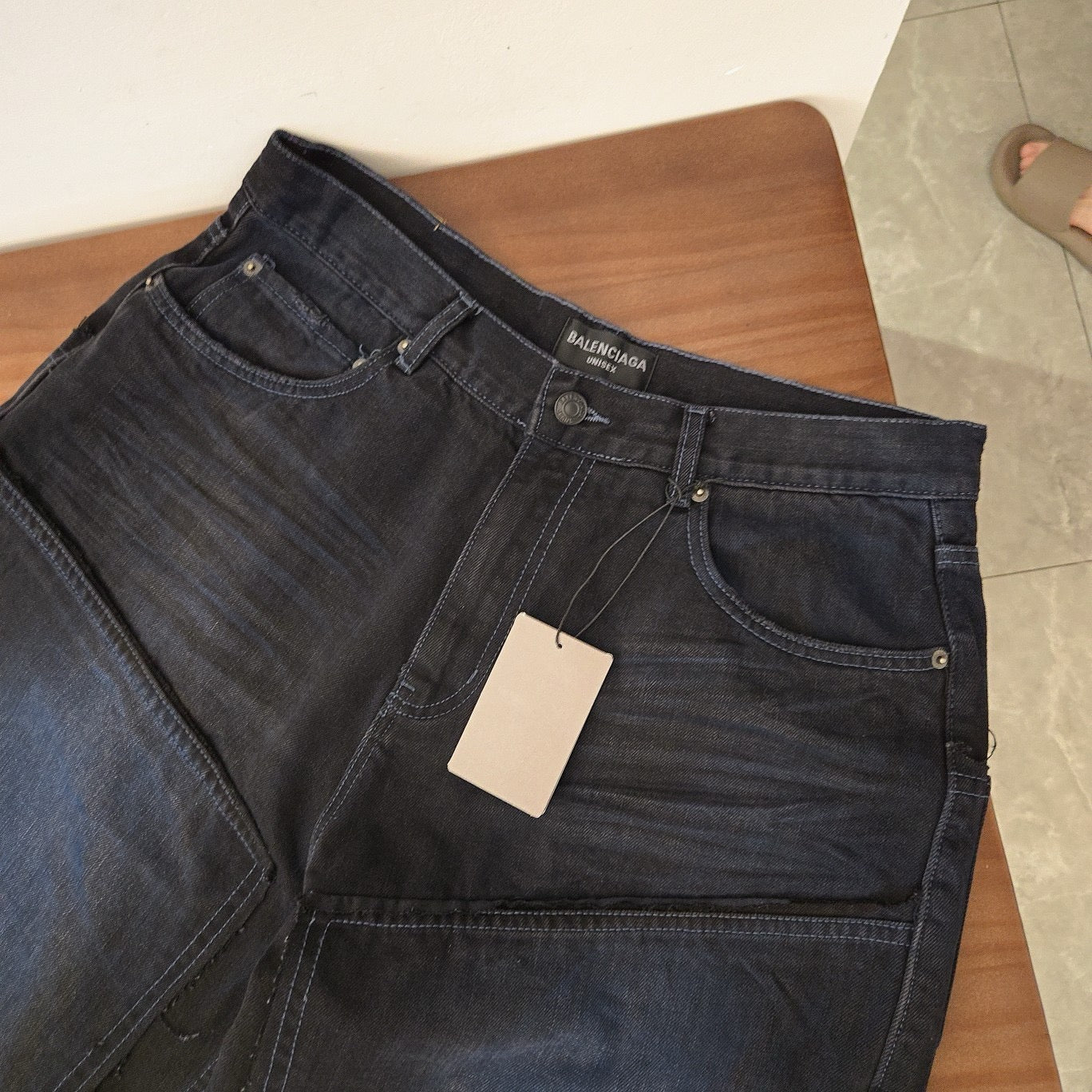 Schwarz-blaue Hose
