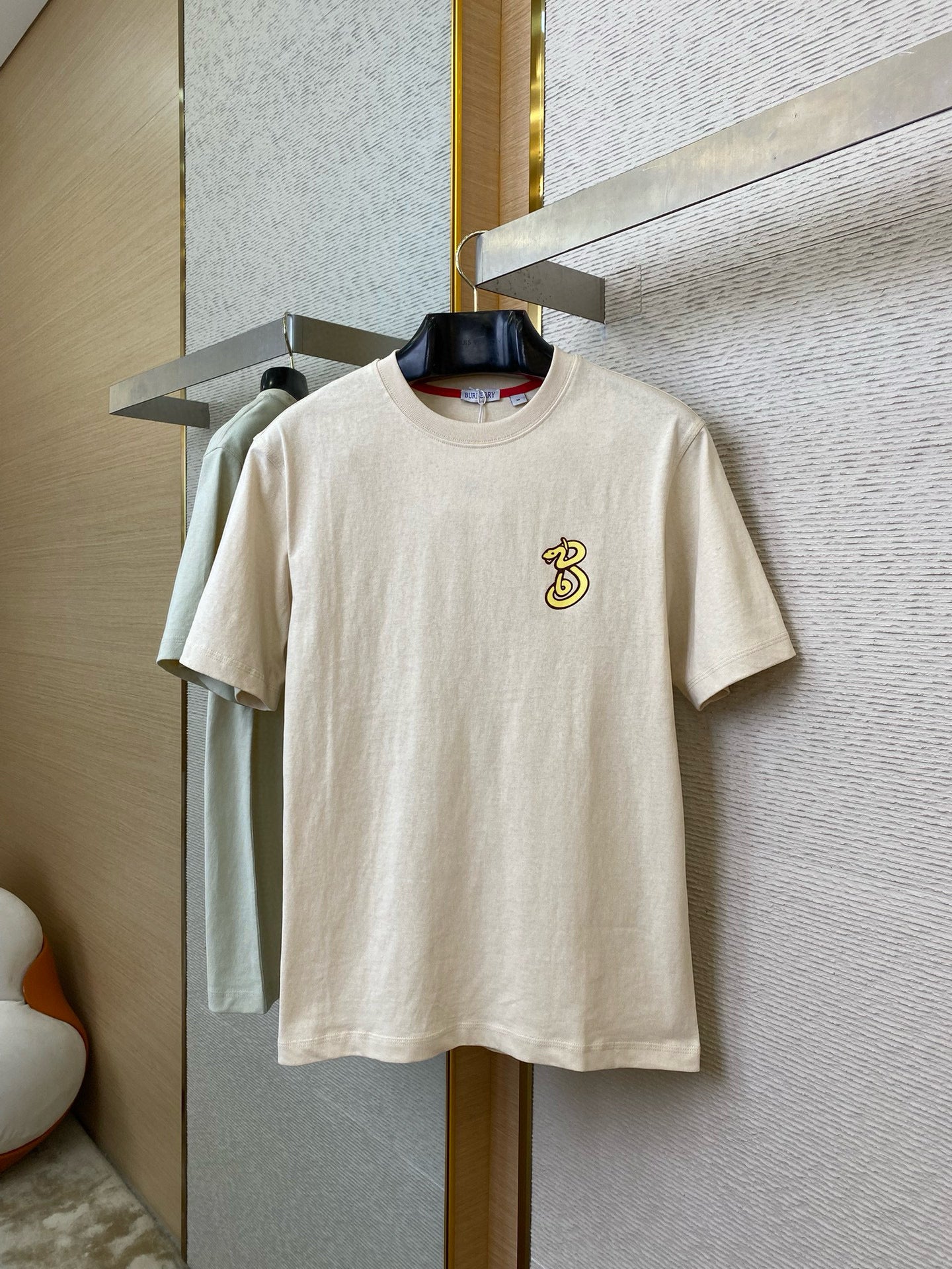 rotes und beiges T-Shirt