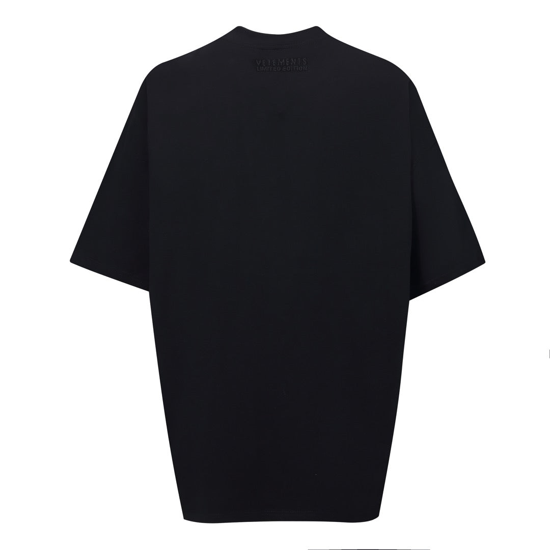 Weißes und schwarzes T-Shirt