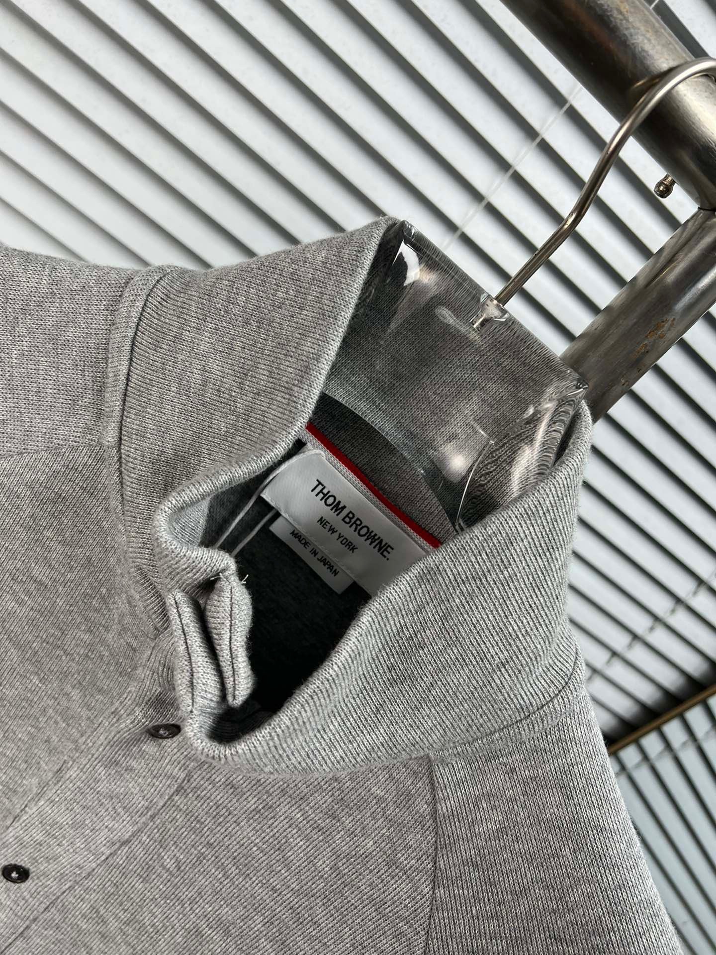 Graue und dunkelblaue Jacke