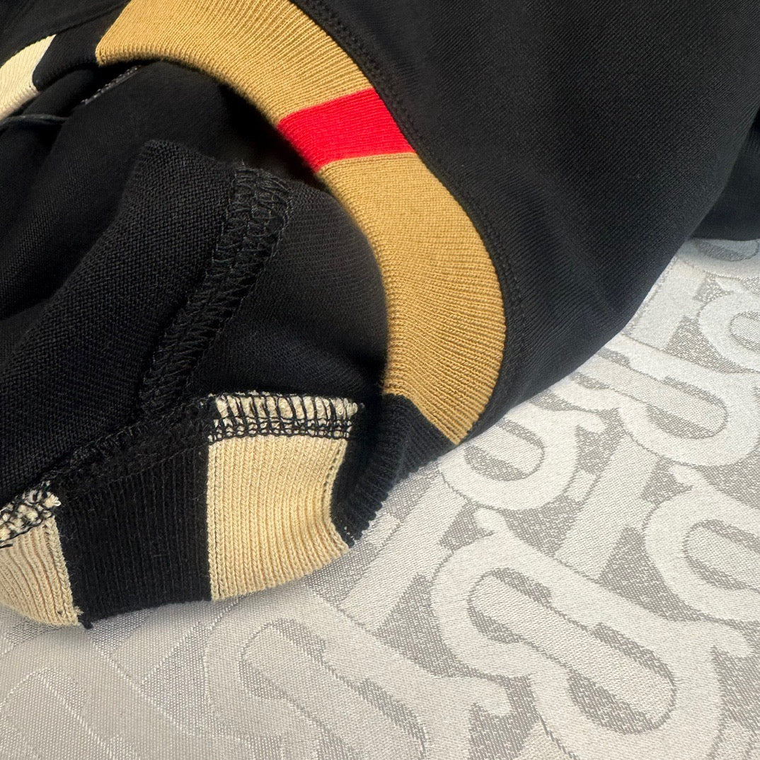 Schwarzes, khakifarbenes und weißes T-Shirt