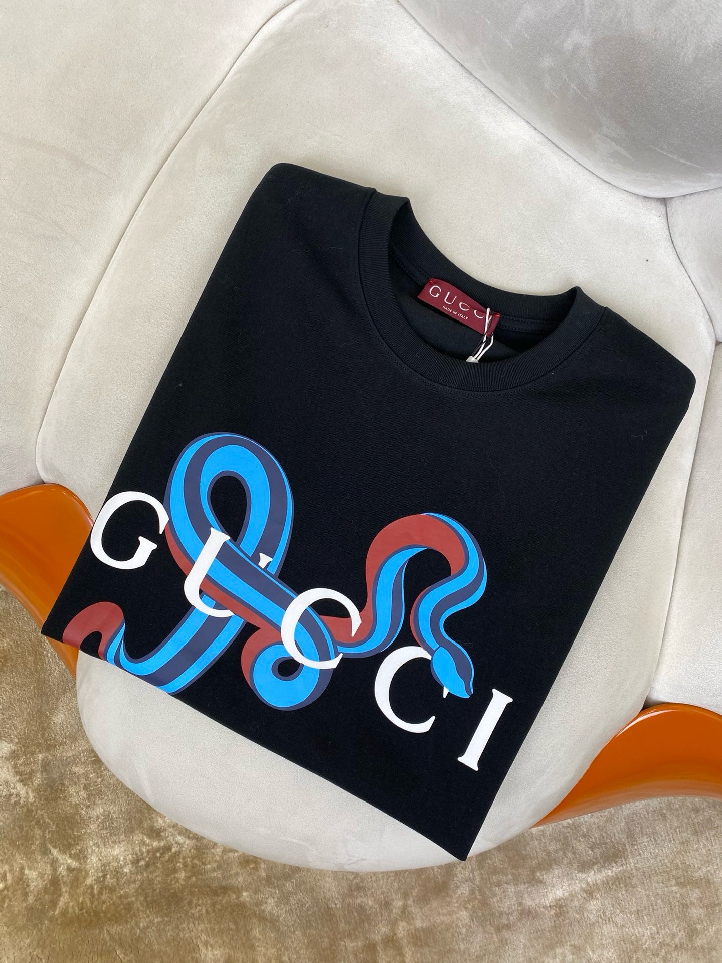 Schwarzes und graues T-Shirt