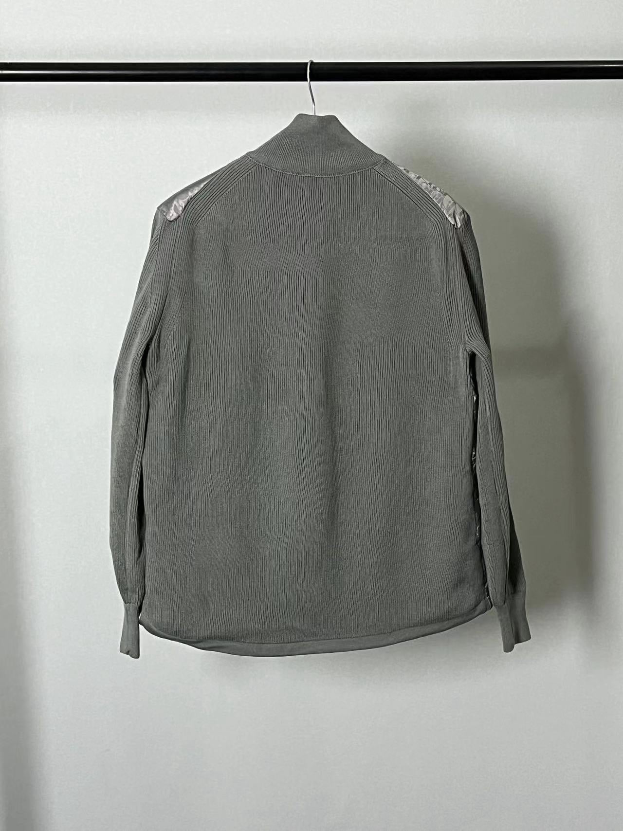 Schwarze, graue, blaue und weiße Jacke