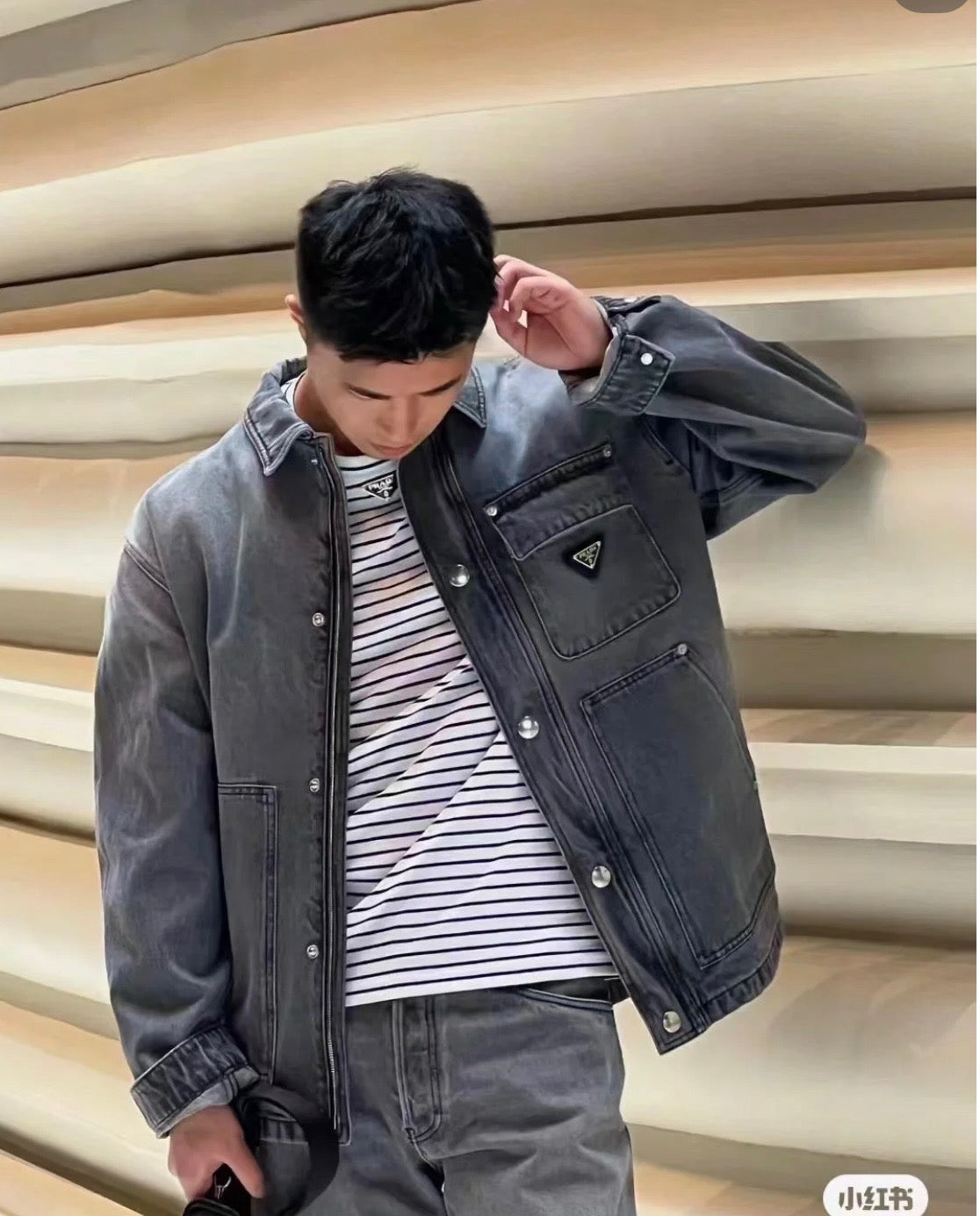Chaqueta negra y gris