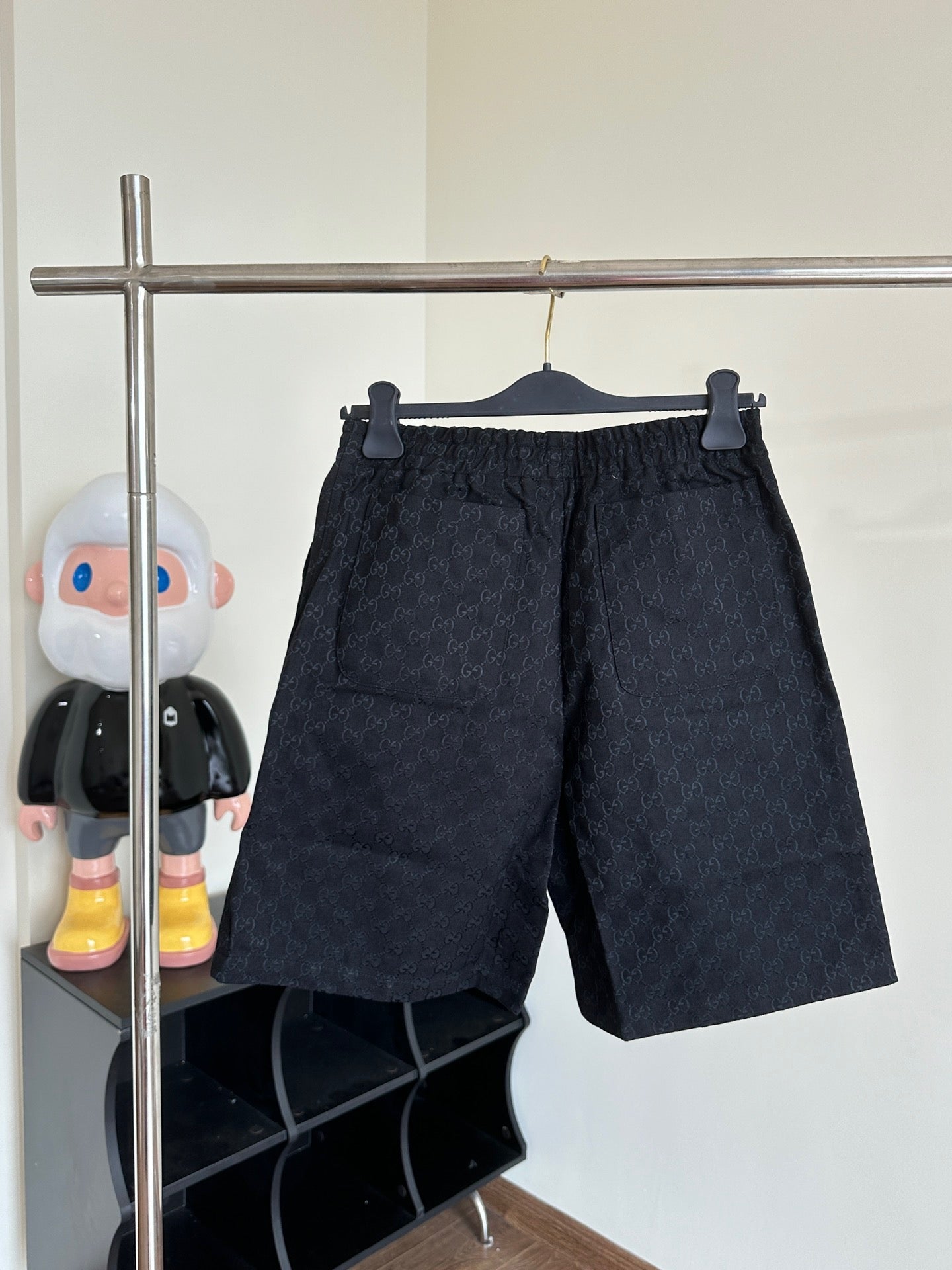 Pantalón corto negro y caqui
