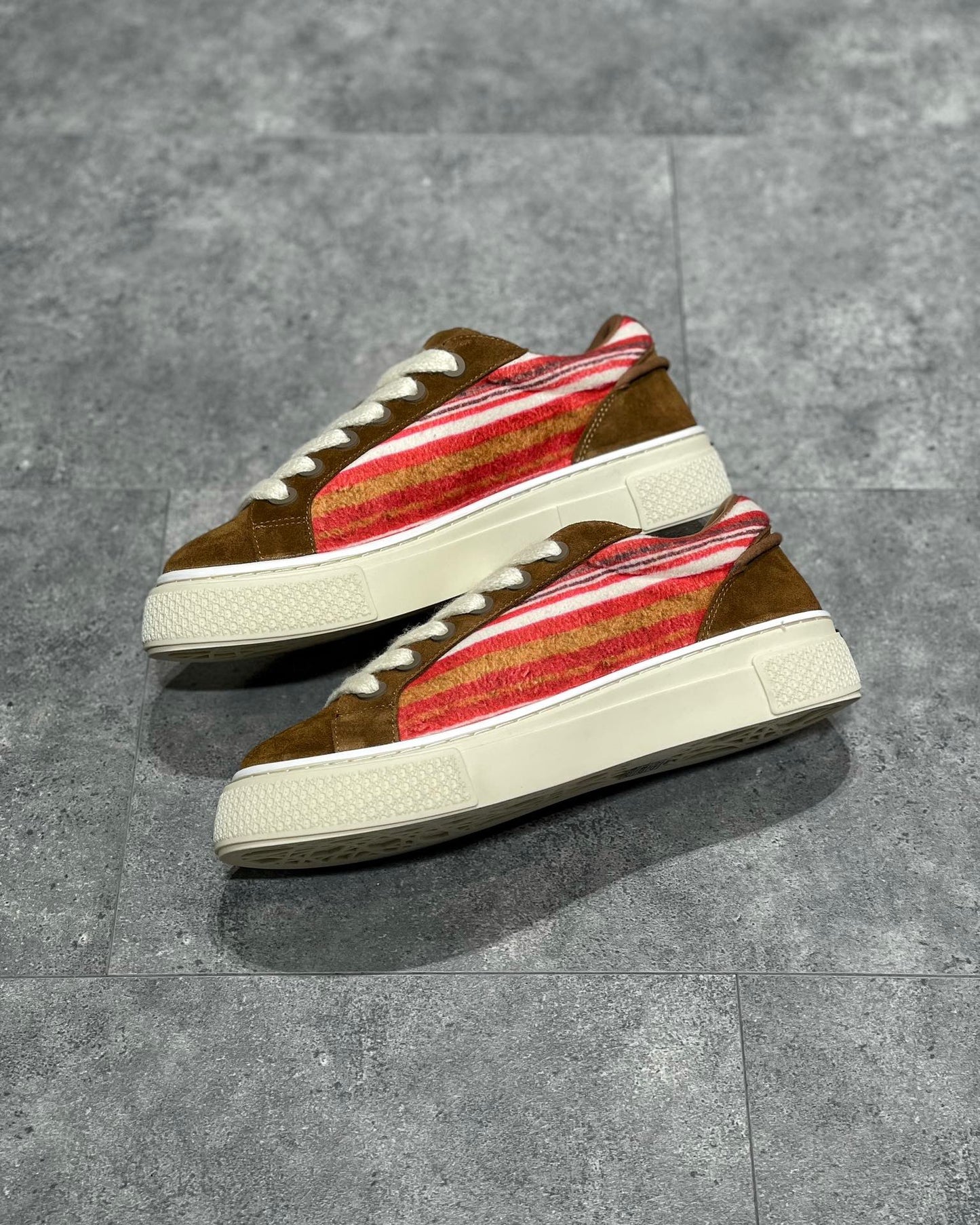 Mehrfarbige Schuhe