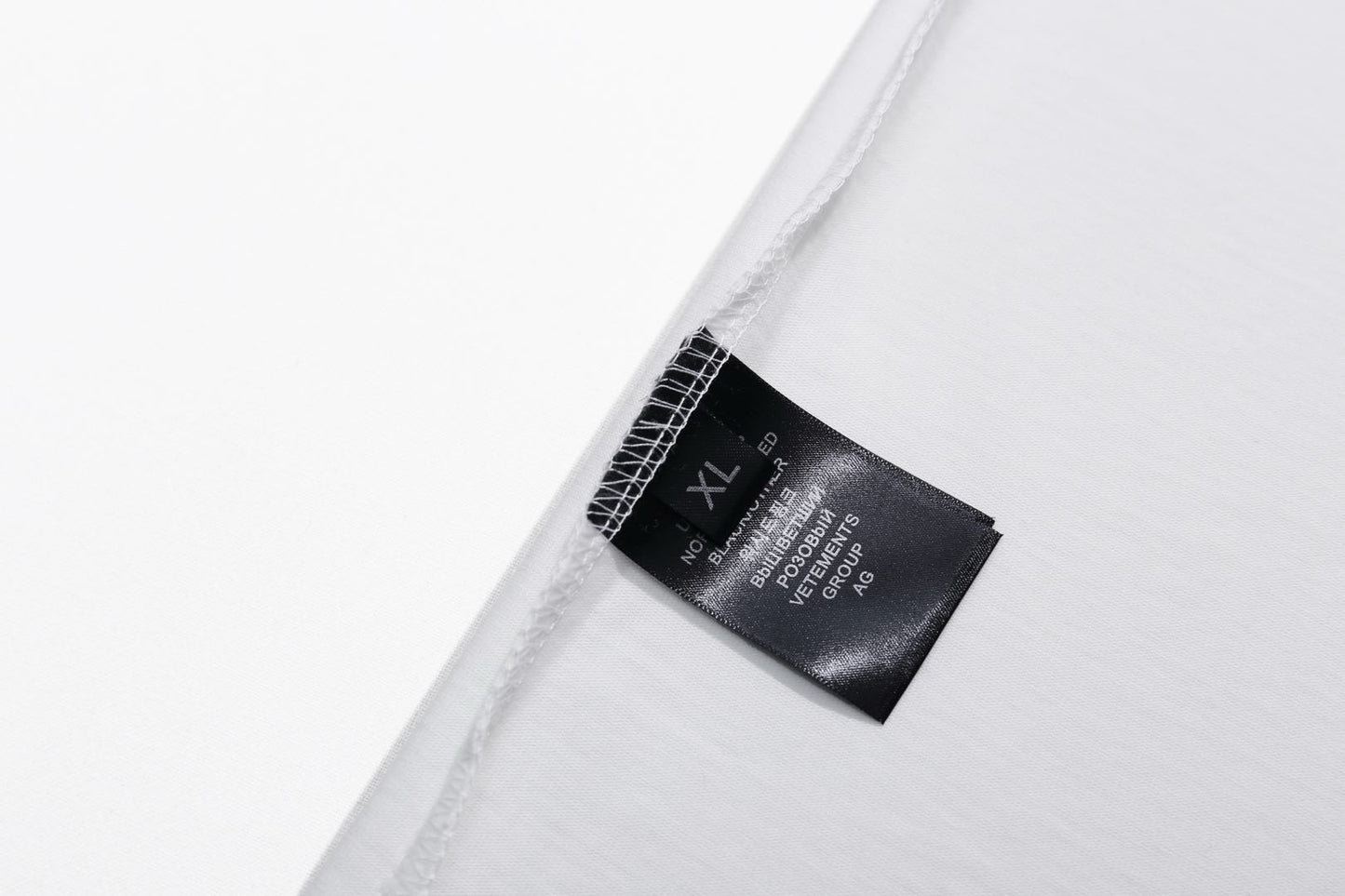 Weißes und schwarzes T-Shirt