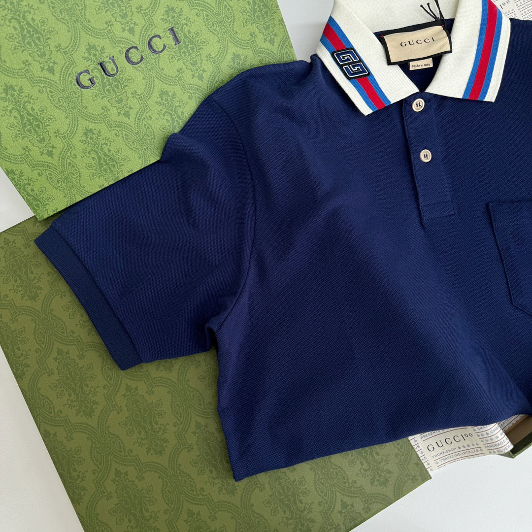 Blaues und weißes Polo
