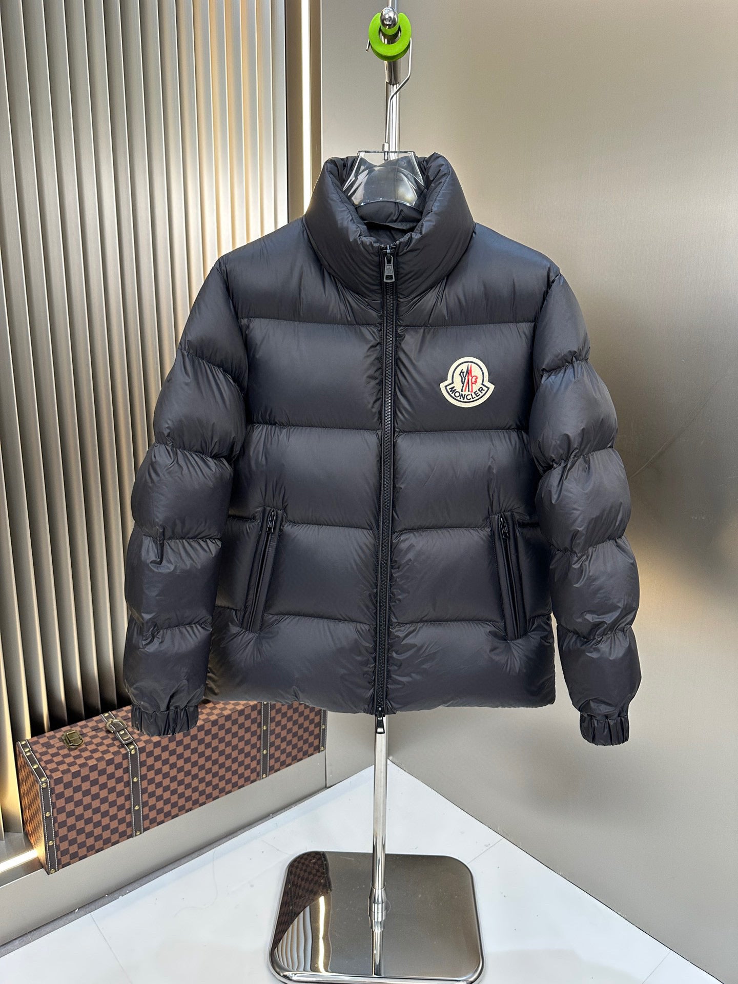 Chaqueta azul y negra