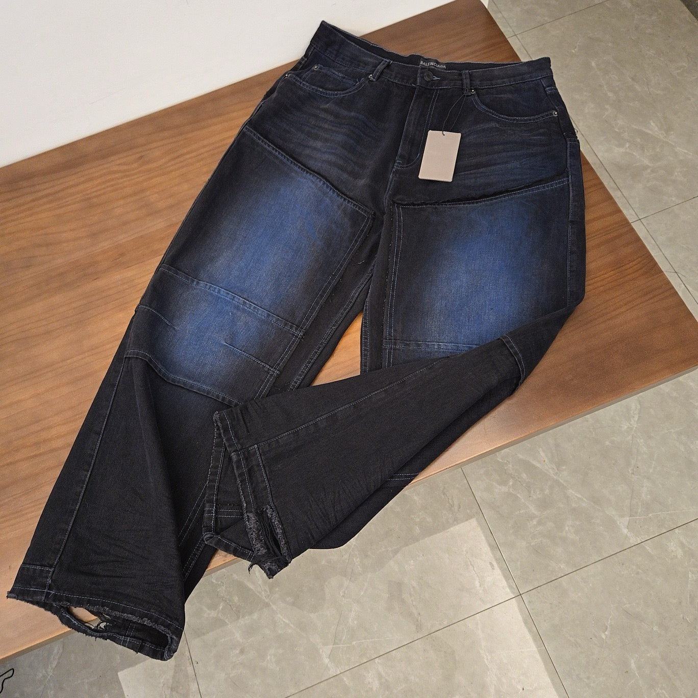 Schwarz-blaue Hose
