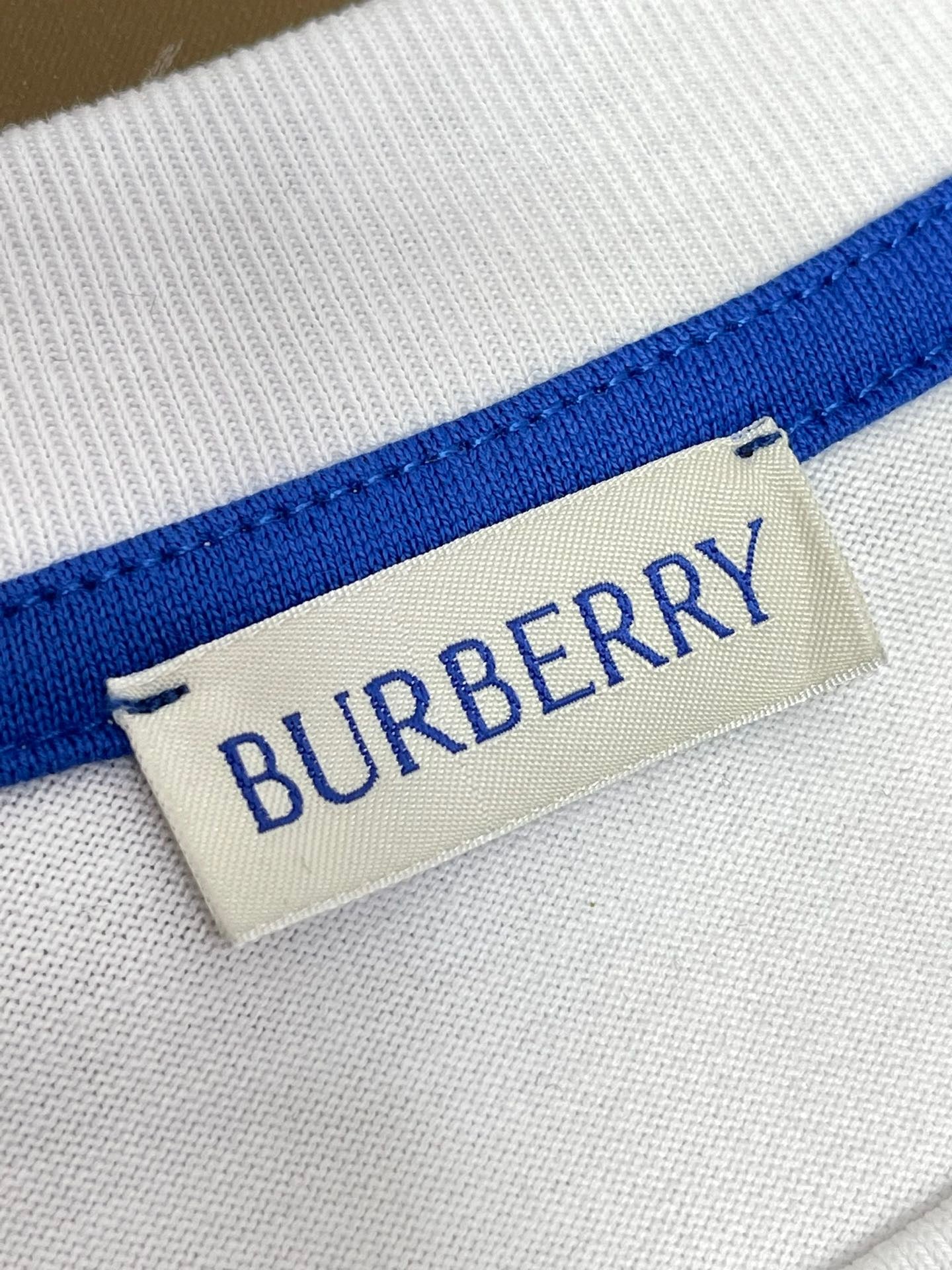 Schwarzes, weißes, grünes und blaues T-Shirt
