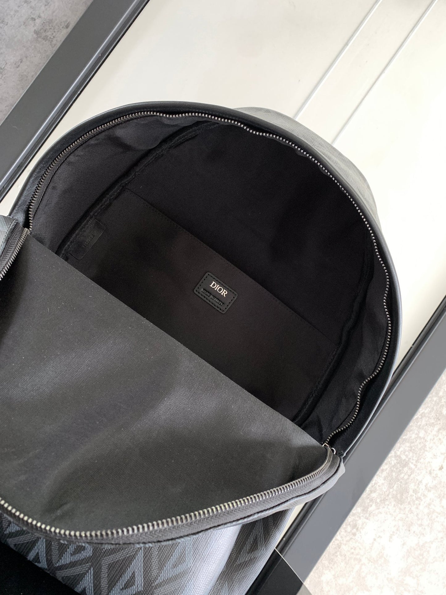 Schwarze und graue Tasche