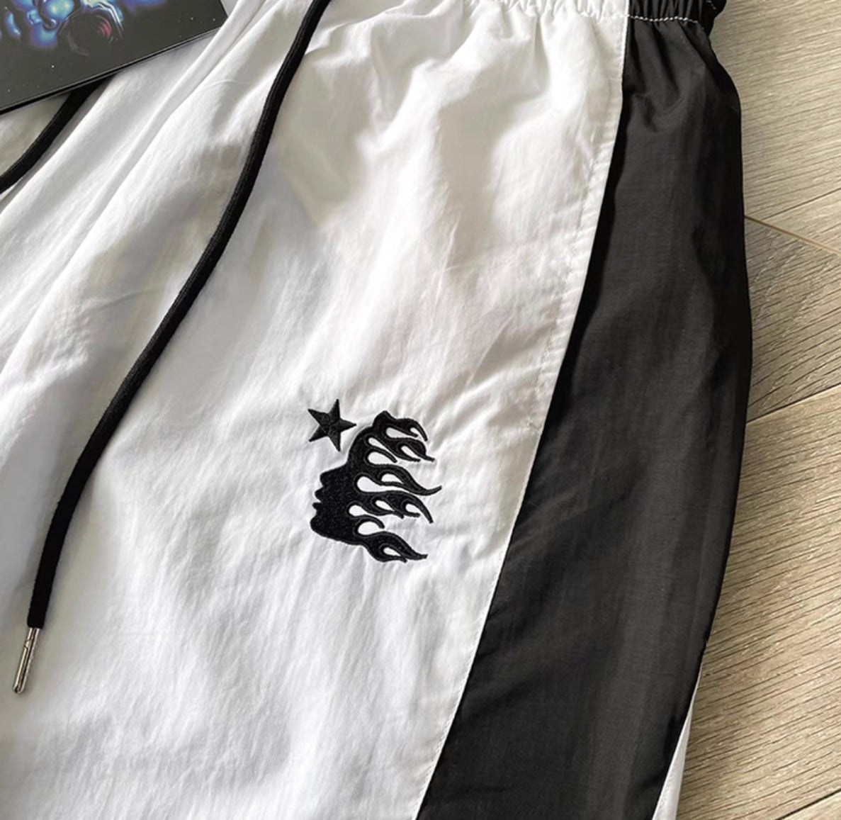 Weiß-schwarzes Trikot mit Hose