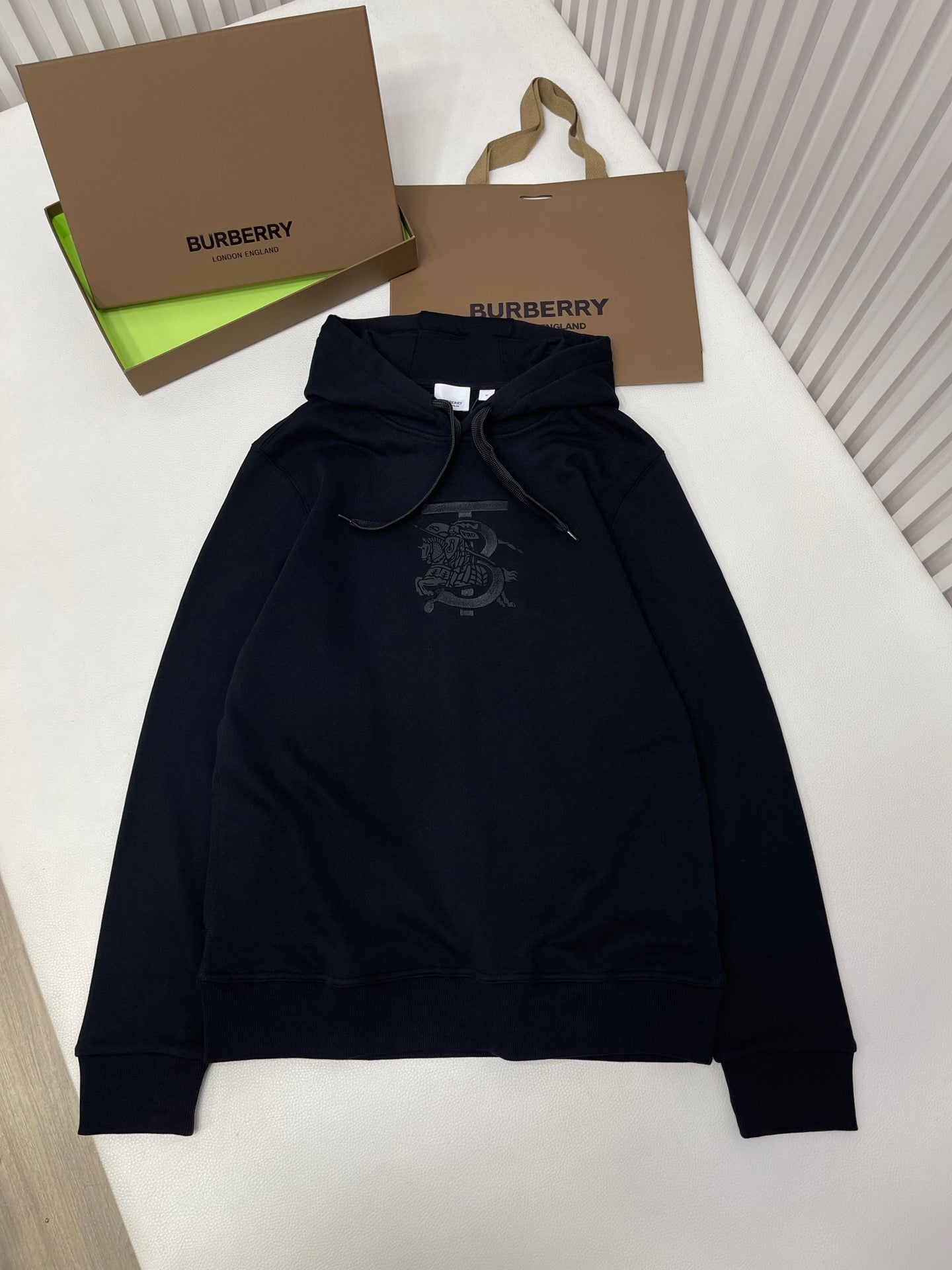 Sudadera con capucha negra y gris