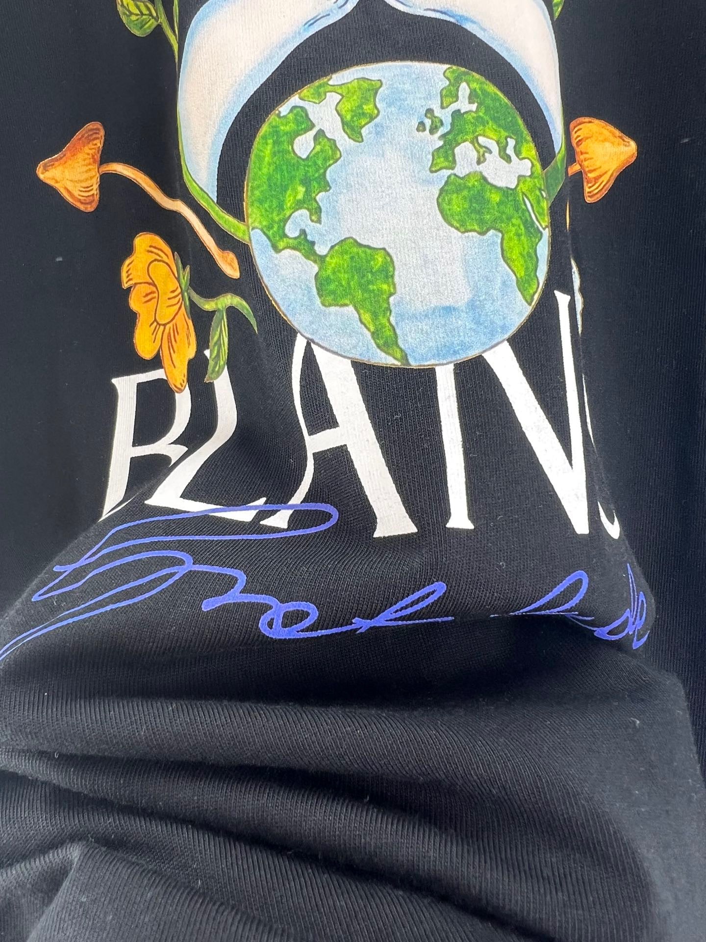 Blaues und gelbes T-Shirt