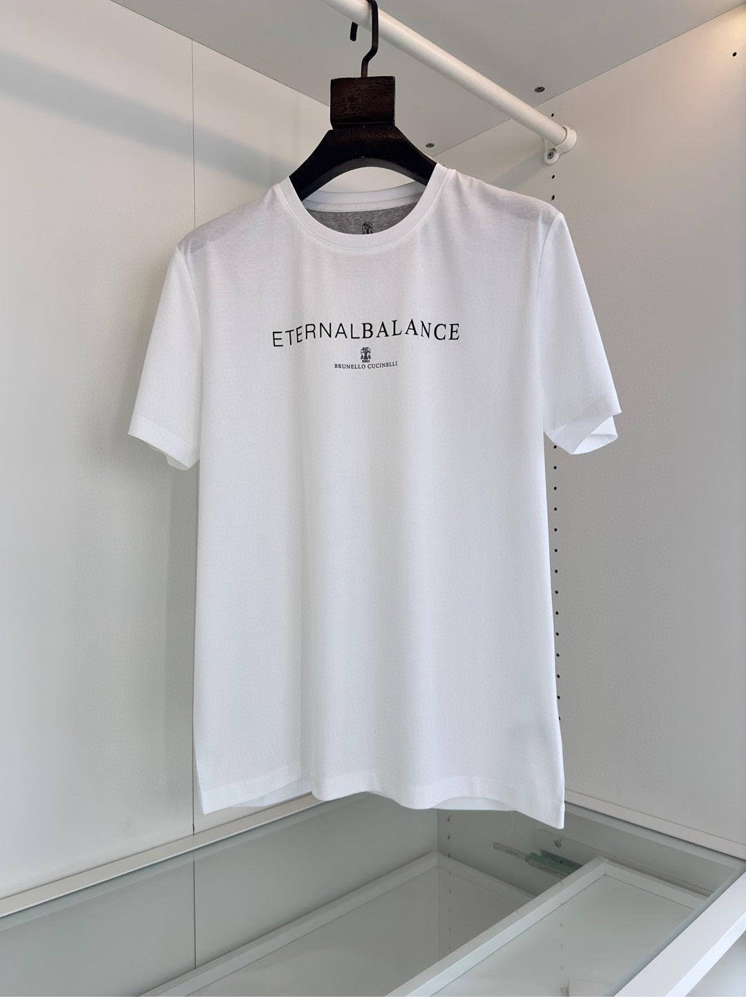 Schwarz-weißes T-Shirt