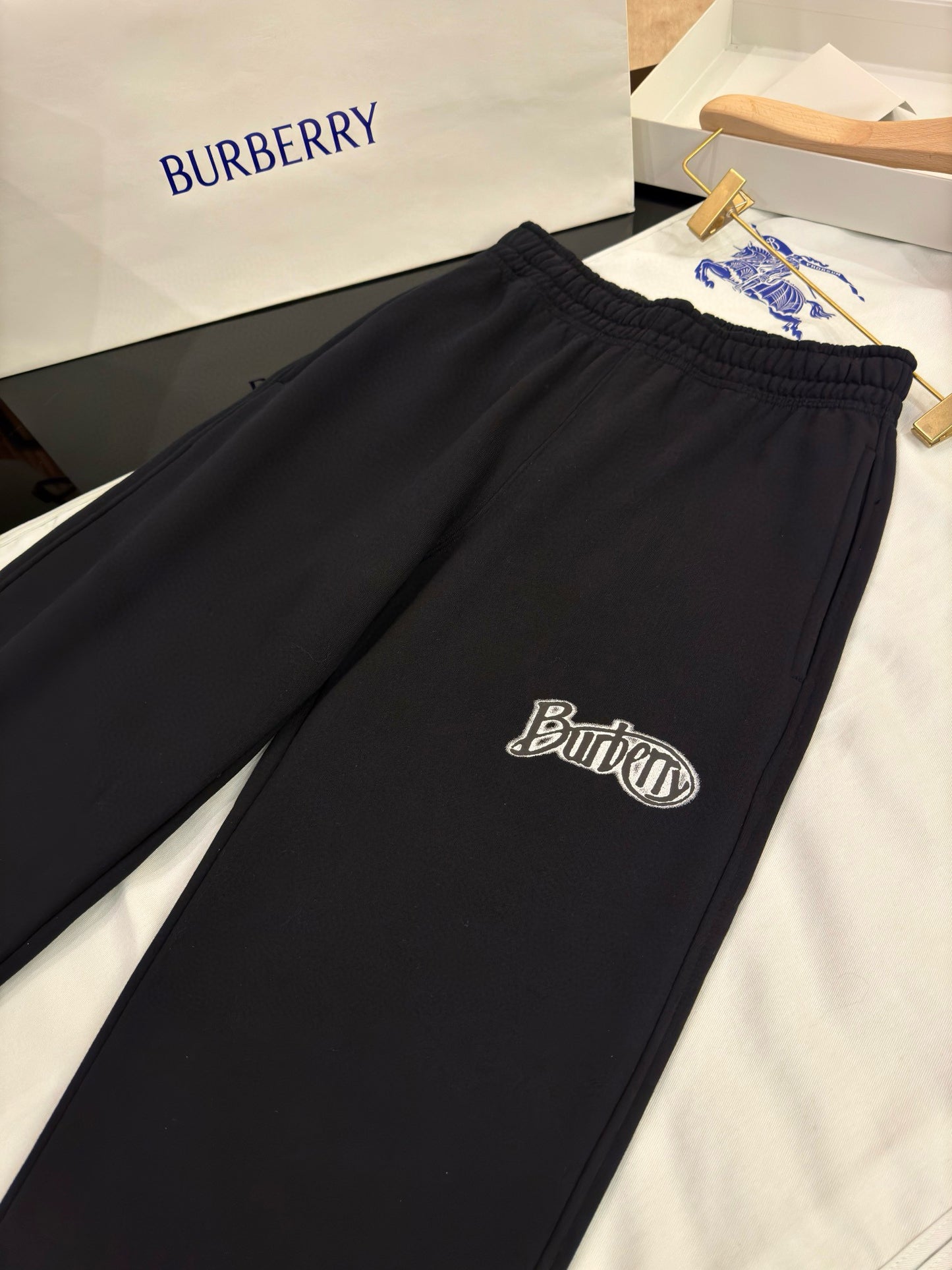 Schwarze Hosen
