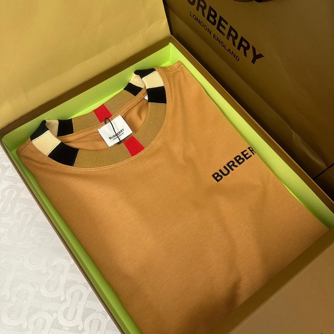 Schwarzes, khakifarbenes und weißes T-Shirt