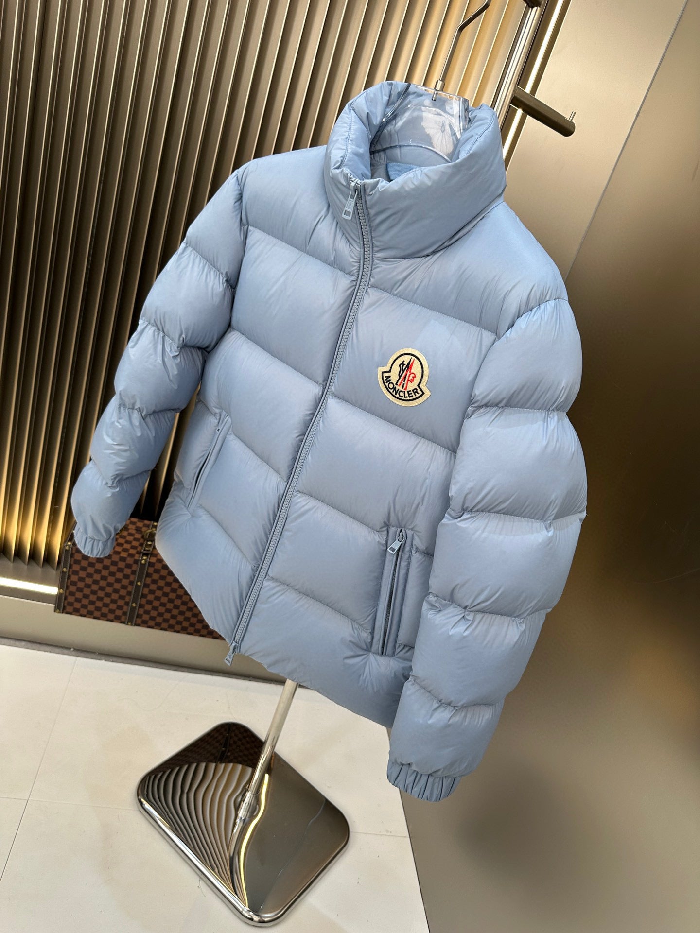 Chaqueta azul y negra