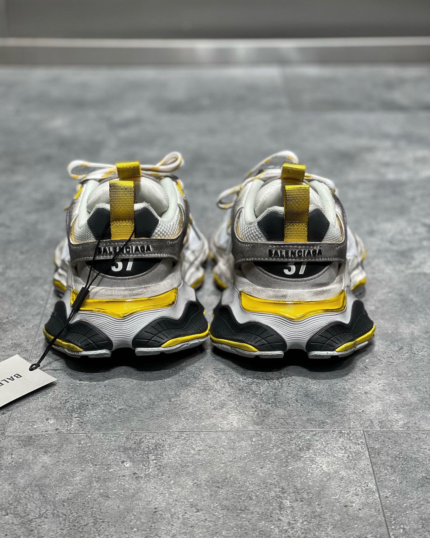Silbergelbe Schuhe