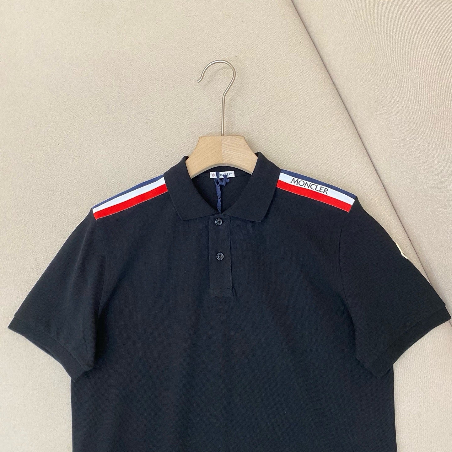 Camiseta blanca y negra