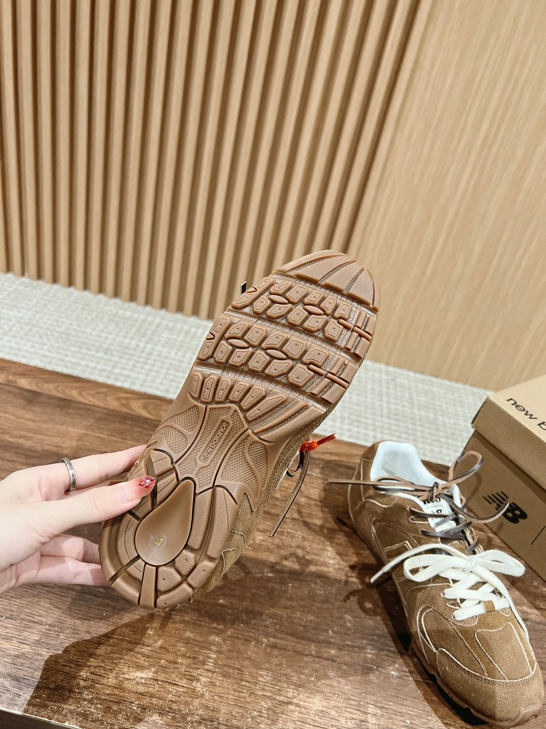 أحذية متعددة الألوان