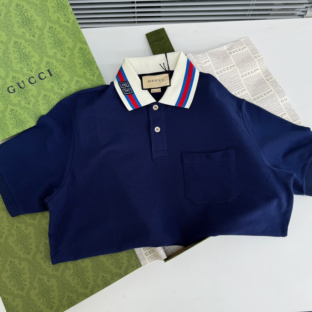 Blaues und weißes Polo